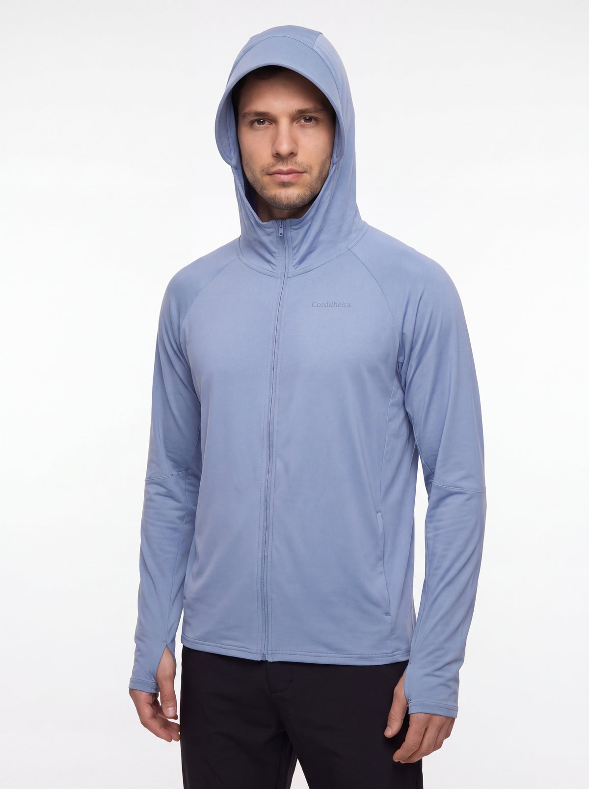 Modelo vestindo o capuz do Corta-Vento Cordilheira Solar UV50+ Masculina da Marca Cordilheira, Roupa com Boa proteção Confiável para corrida, treino e dias ensolarados.