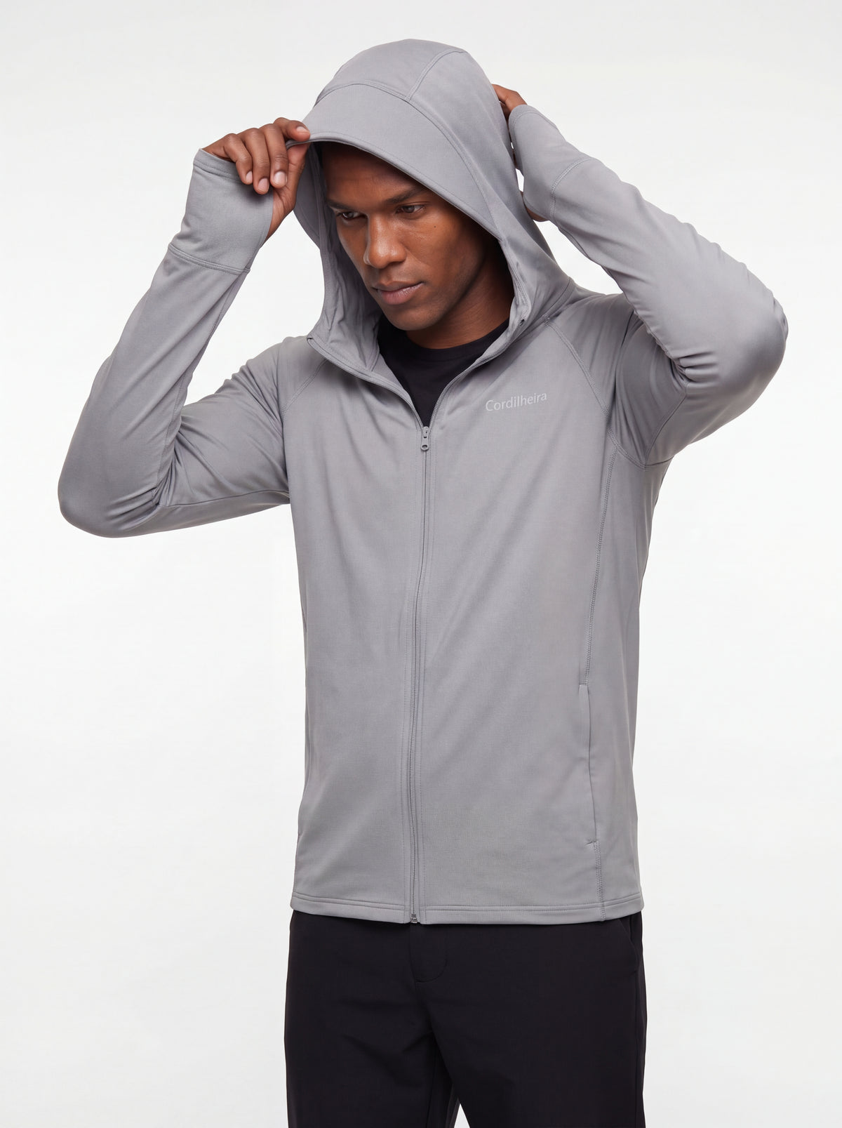 Modelo vestindo o capuz do Corta-Vento Cordilheira Solar UV50+ Masculina da Marca Cordilheira, Roupa com Boa proteção e uso Confiável para esporte e dias de sol.
