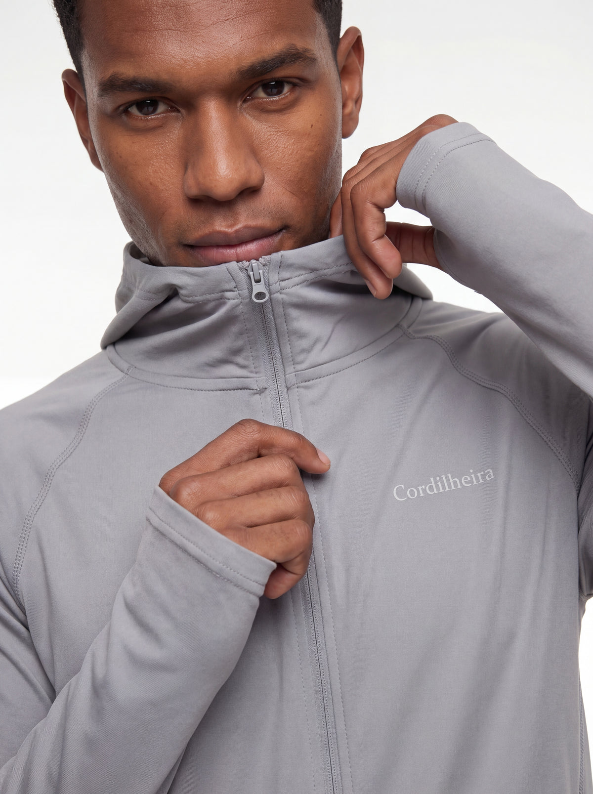 Modelo interagindo com o capuz do Corta-Vento Cordilheira Solar UV50+ Masculina da Marca Cordilheira, Roupa com Boa proteção e uso Confiável para esporte outdoor.
