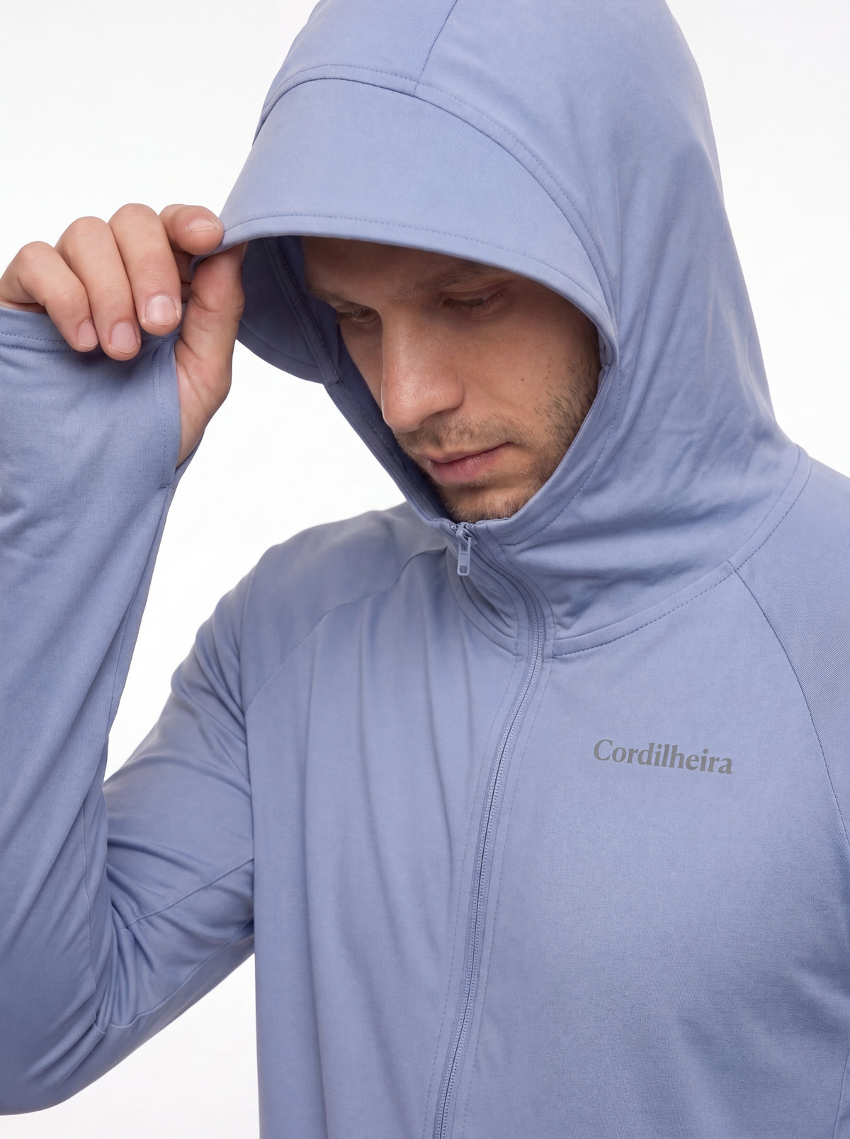 Detalhe do logo refletivo do Corta-Vento Cordilheira Solar UV50+ Masculina da Marca Cordilheira, Roupa com Boa qualidade e recurso Confiável para esporte e atividades outdoor.