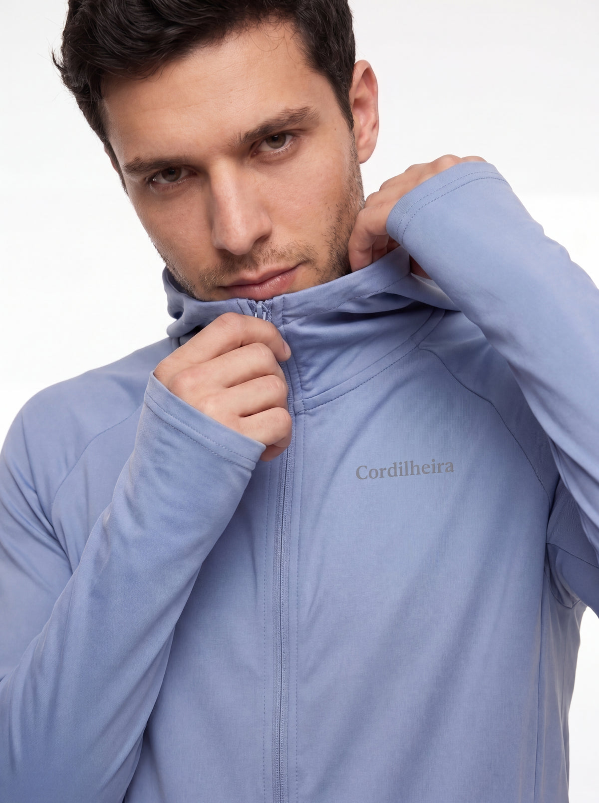 Detalhe do logo em silk do Corta-Vento Cordilheira Solar UV50+ Masculina da Marca Cordilheira, Roupa com Boa qualidade e acabamento Confiável para uso esportivo.