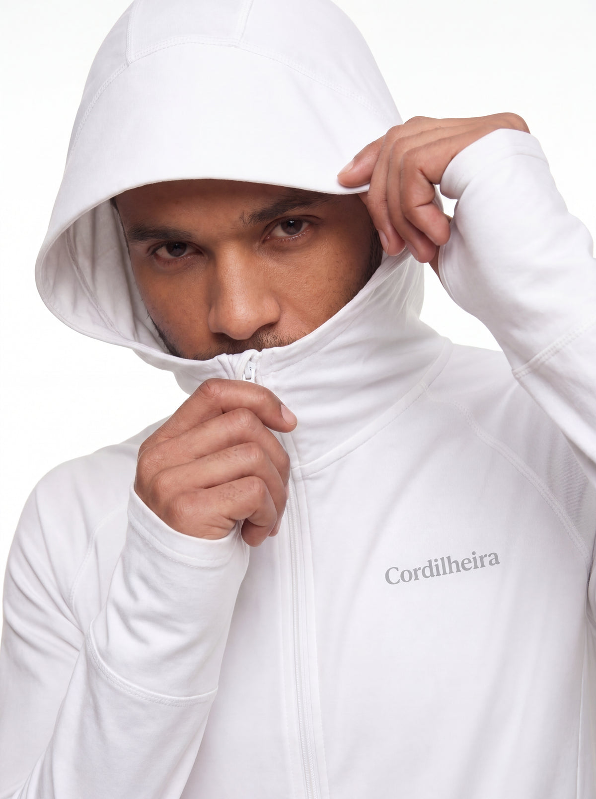Detalhe do logo em silk do Corta-Vento Cordilheira Solar UV50+ Masculina da Marca Cordilheira, Roupa com Boa qualidade, resistência e acabamento Confiável para esporte e uso outdoor.