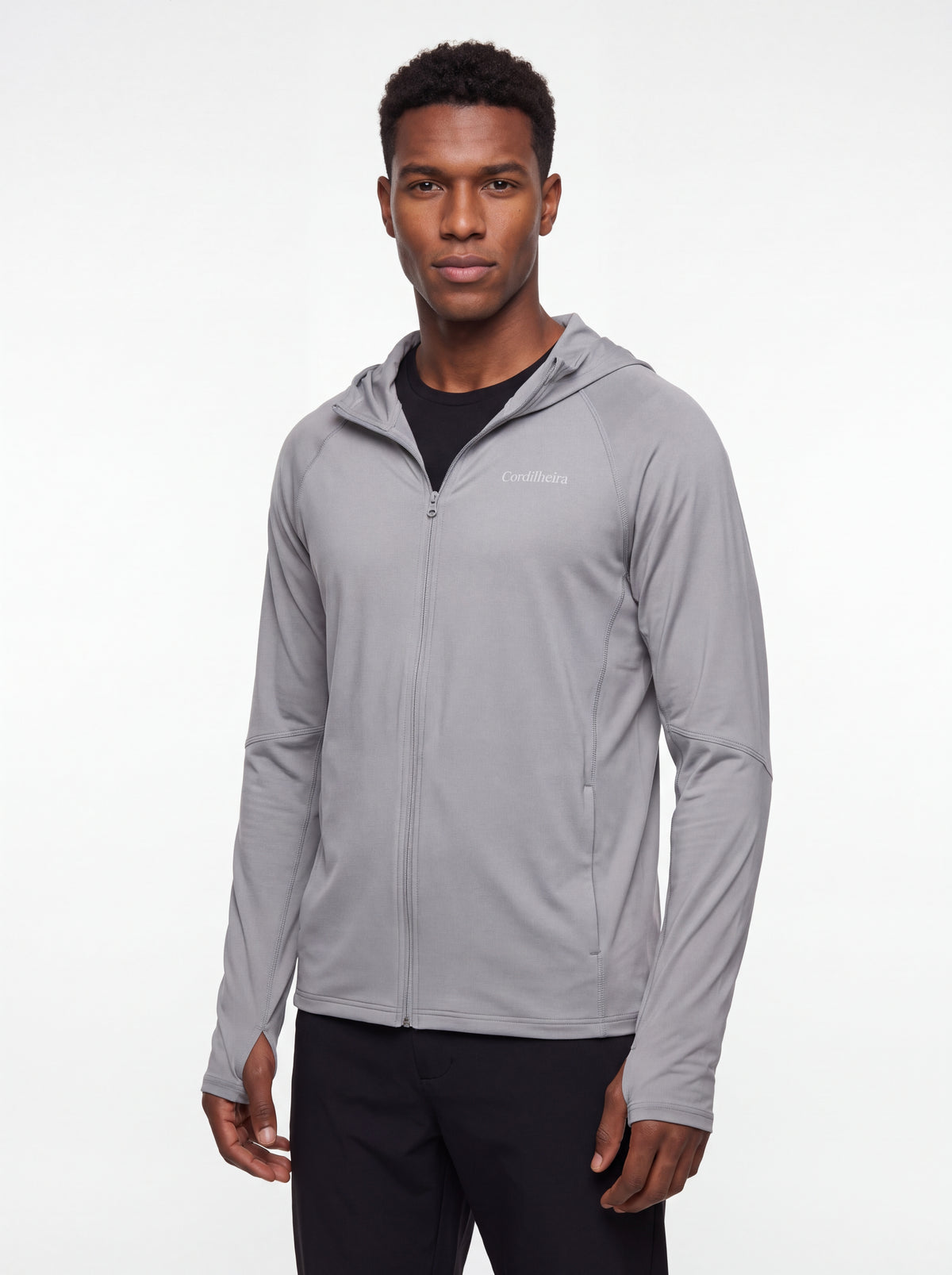 Modelo usando Corta-Vento Cordilheira Solar UV50+ Masculina em fundo branco, Roupa da Marca Cordilheira com Boa qualidade e visual Confiável para esporte e uso outdoor.