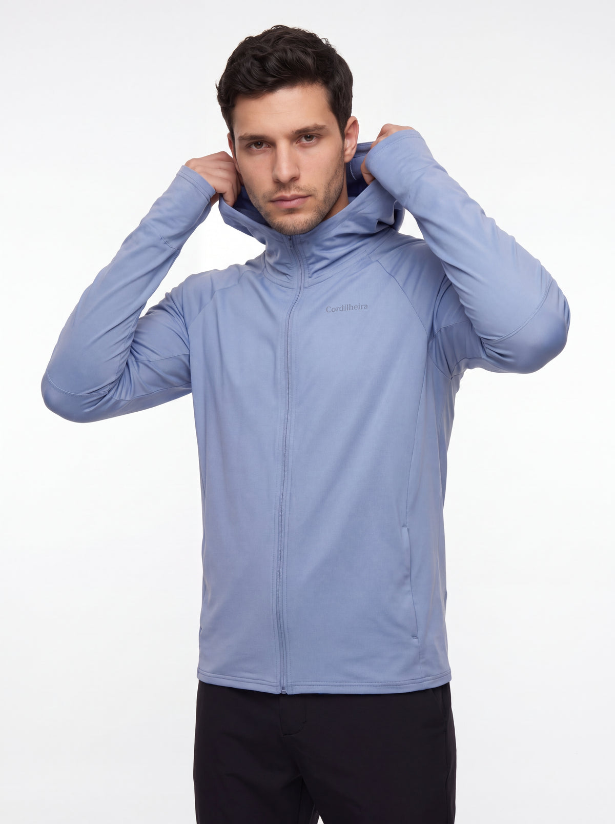 Modelo posando com Corta-Vento Cordilheira Solar UV50+ Masculina da Marca Cordilheira, Roupa com Boa qualidade, resistência e conforto Confiável para esporte em dias de sol.