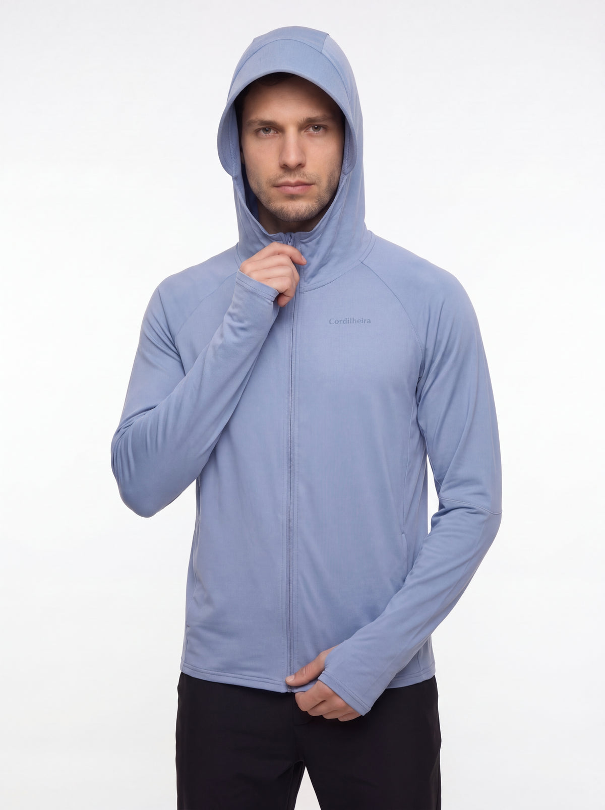 Modelo posando com Corta-Vento Cordilheira Solar UV50+ Masculina da Marca Cordilheira, Roupa com Boa qualidade, resistência e uso Confiável para esporte e outdoor.