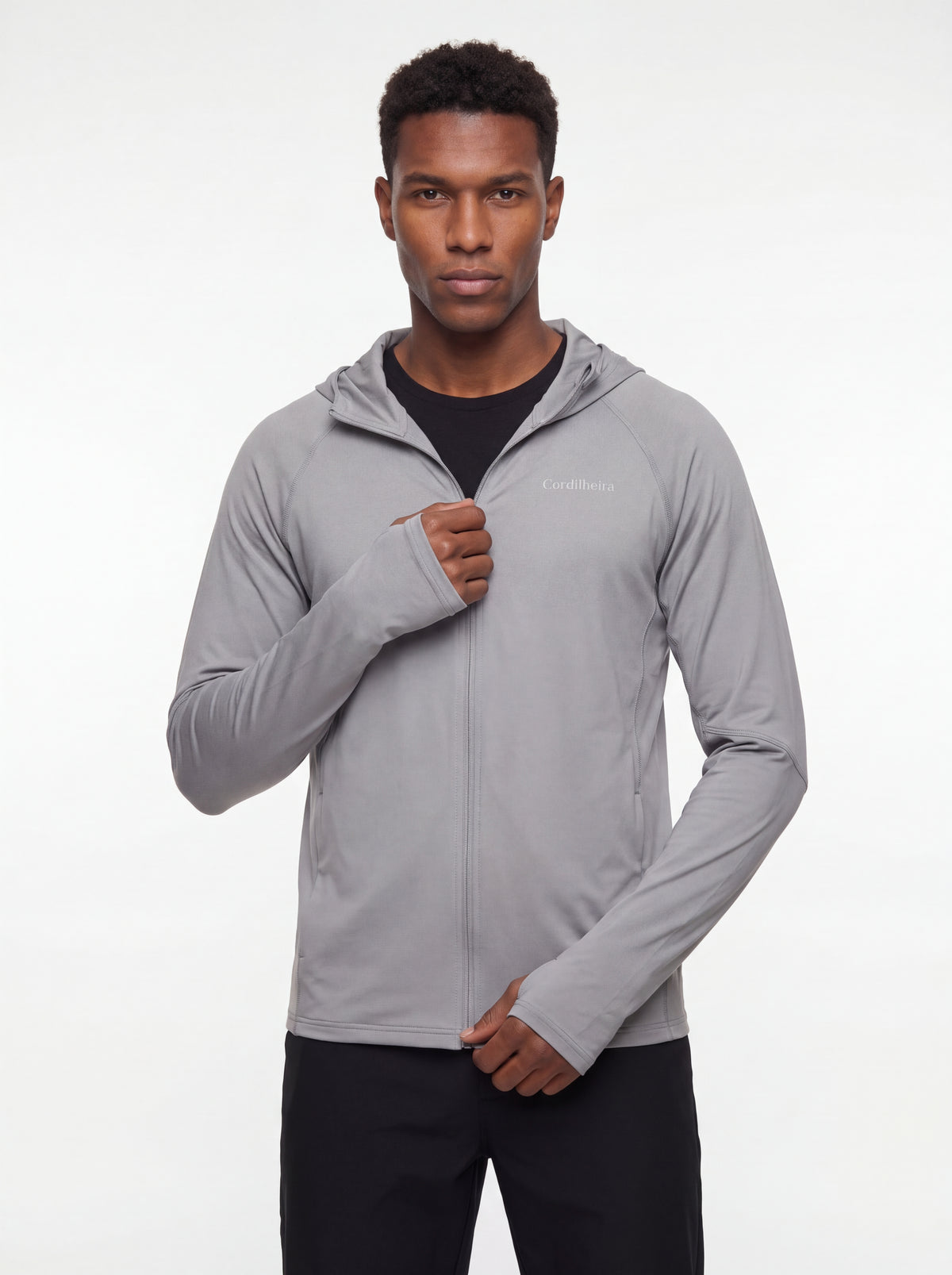 Modelo posando com Corta-Vento Cordilheira Solar UV50+ Masculina da Marca Cordilheira, Roupa com Boa resistência, conforto e desempenho Confiável para atividades esportivas.