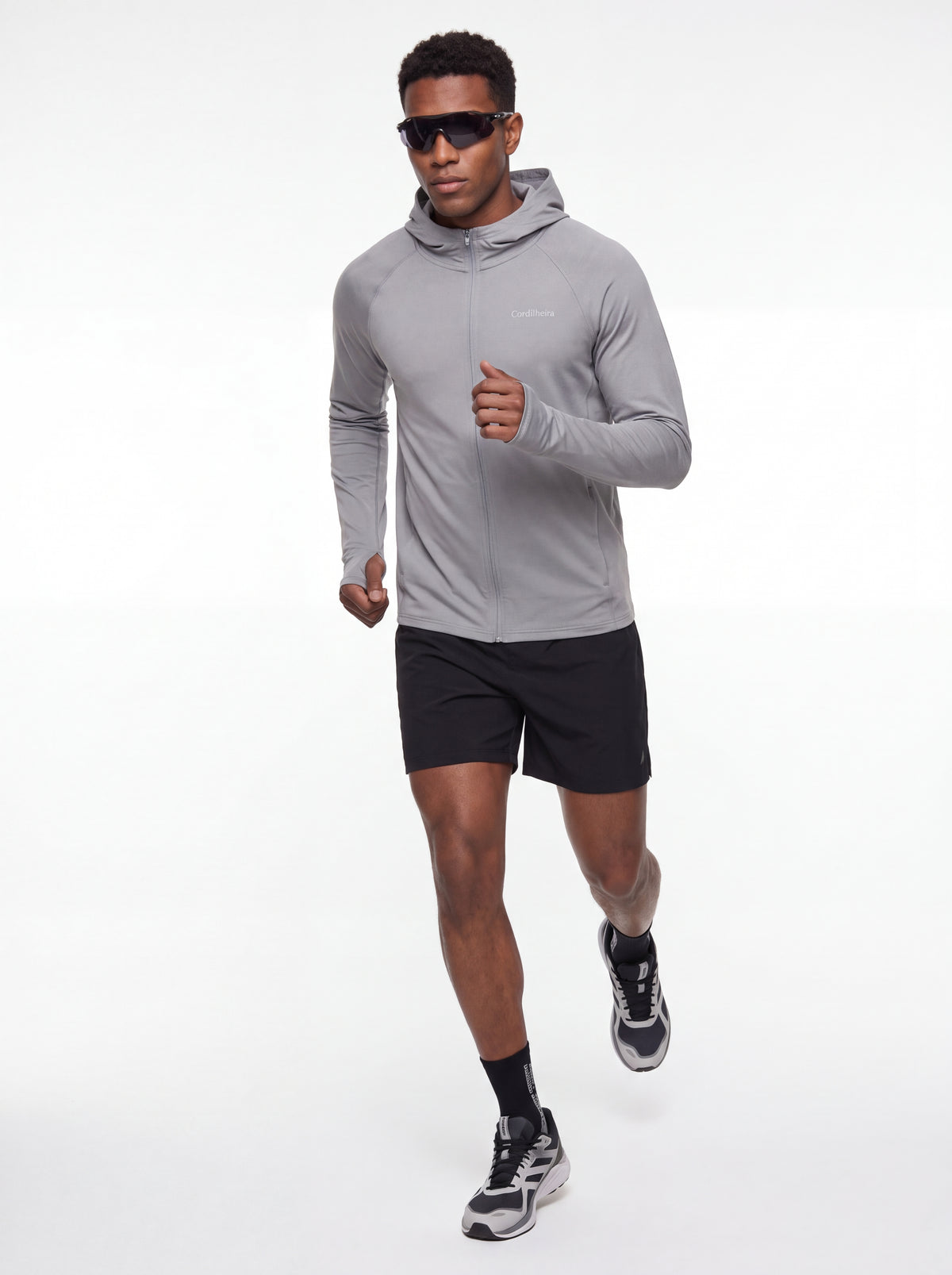 Modelo usando Corta-Vento Cordilheira Solar UV50+ Masculina em proposta de corrida, Roupa da Marca Cordilheira com Boa resistência e proteção Confiável para esporte em dias de sol.
