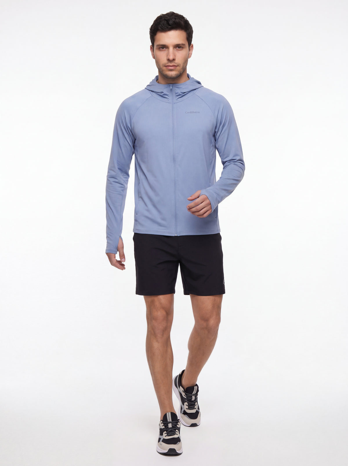 Modelo usando Corta-Vento Cordilheira Solar UV50+ Masculina em look de corrida, Roupa da Marca Cordilheira com Boa proteção UV e desempenho Confiável para treinos ao sol.