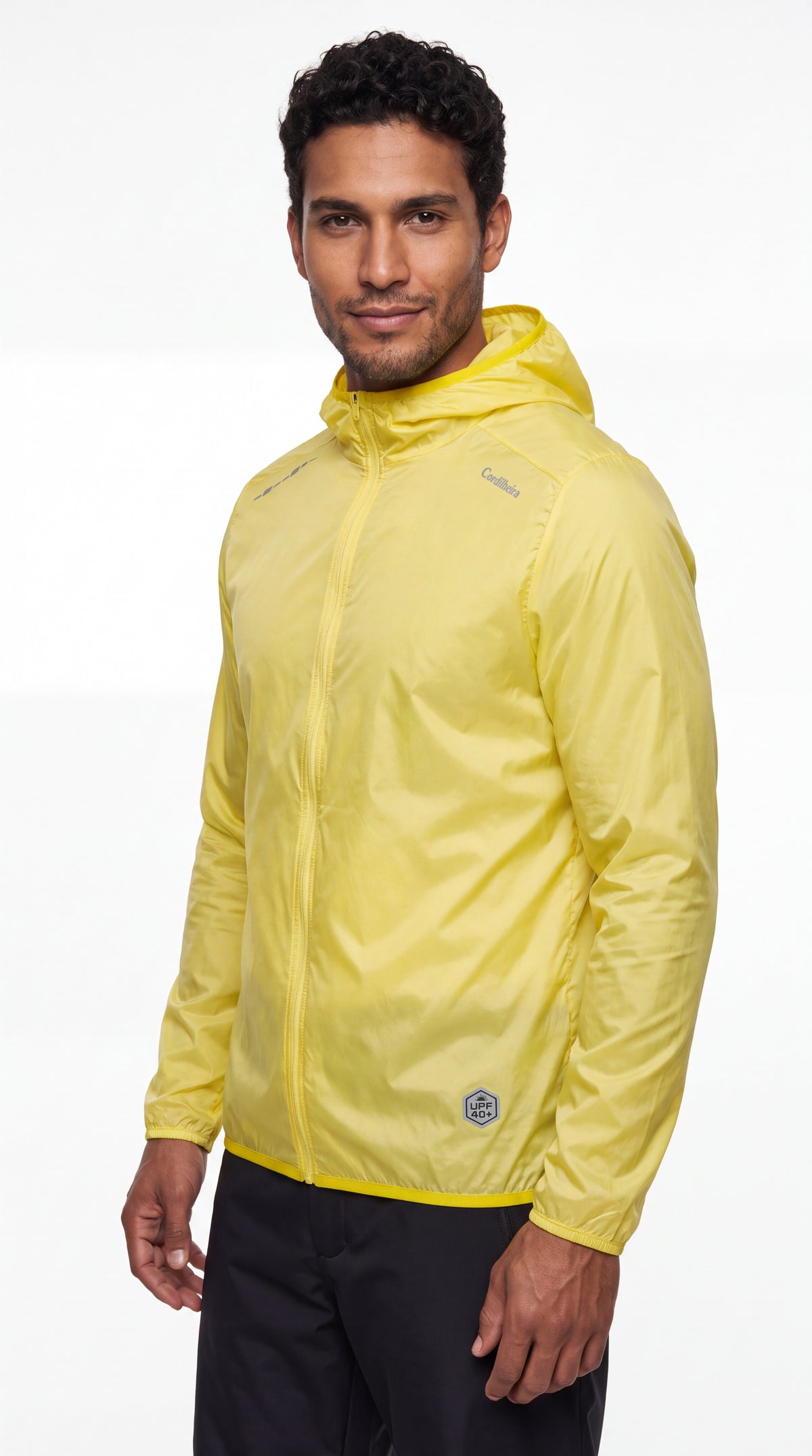 Modelo usando Corta-Vento Cordilheira Whisper Impermeável UV40+ amarelo, Roupa da Marca Cordilheira com Boa proteção solar e uso Confiável.