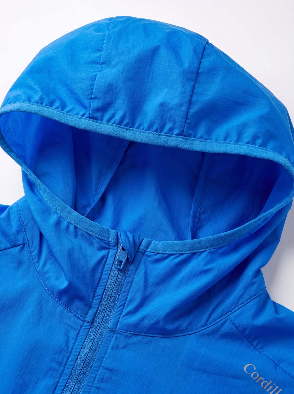 Close-up do capuz do Corta-Vento Cordilheira Whisper Impermeável UV40+, Roupa da Marca Cordilheira com Boa proteção e ajuste Confiável para vento.
