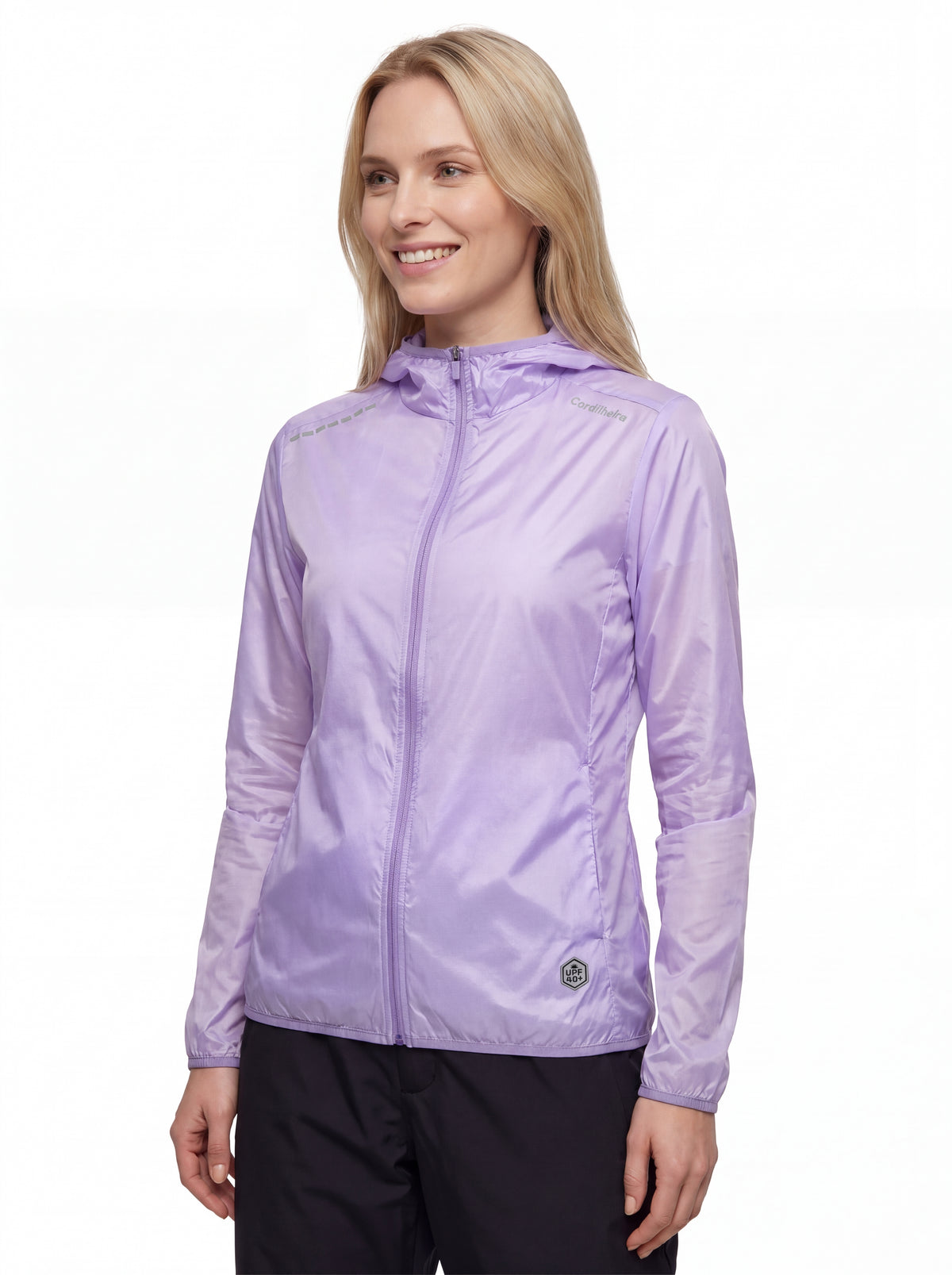 Close-up do Corta-Vento Cordilheira Whisper Impermeável UV40+ com detalhes e logo, Roupa da Marca Cordilheira com Boa qualidade e acabamento Confiável.