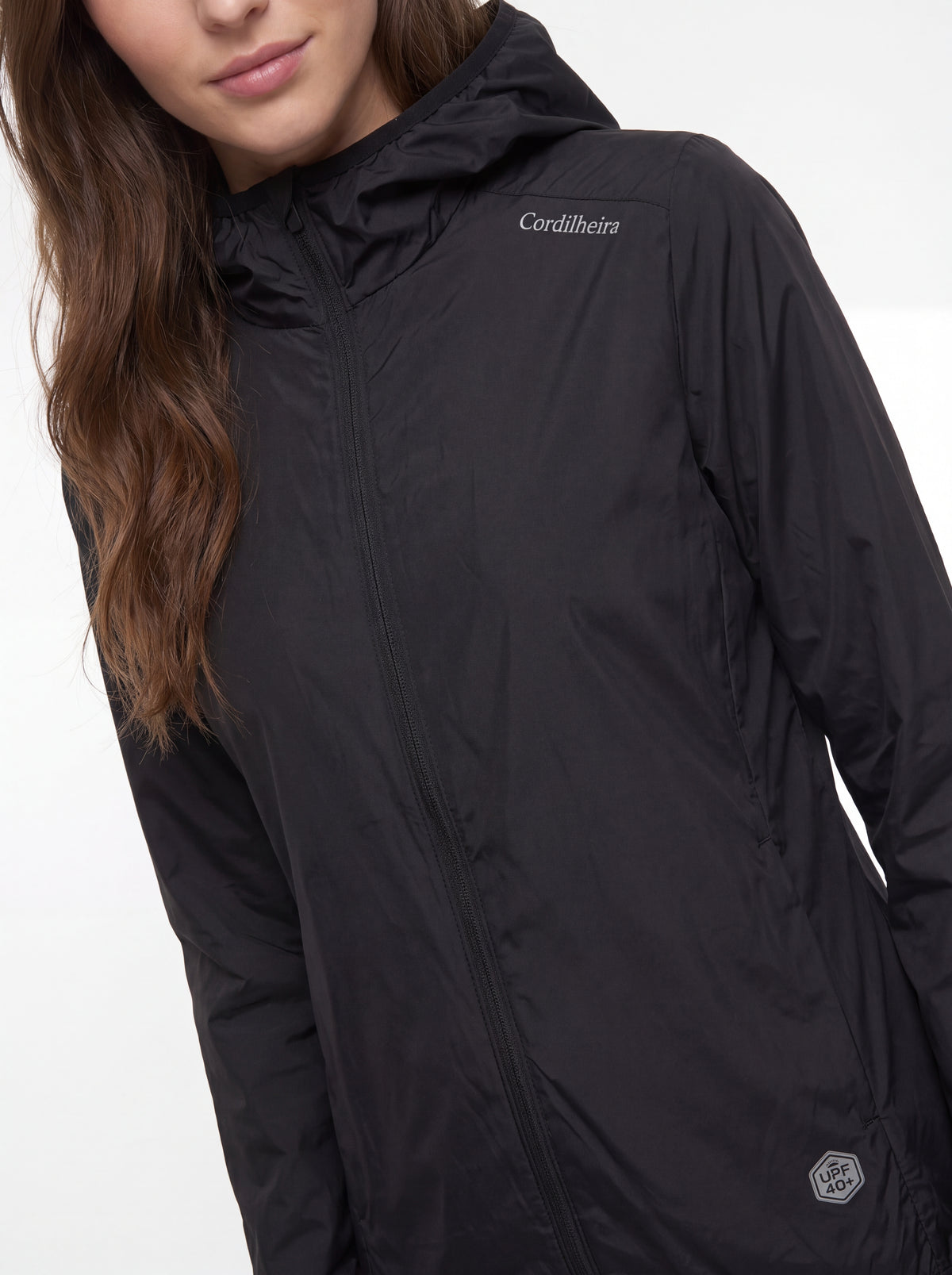 Close-up da modelagem do Corta-Vento Cordilheira Whisper Impermeável UV40+, Roupa da Marca Cordilheira com Boa estrutura e uso Confiável.