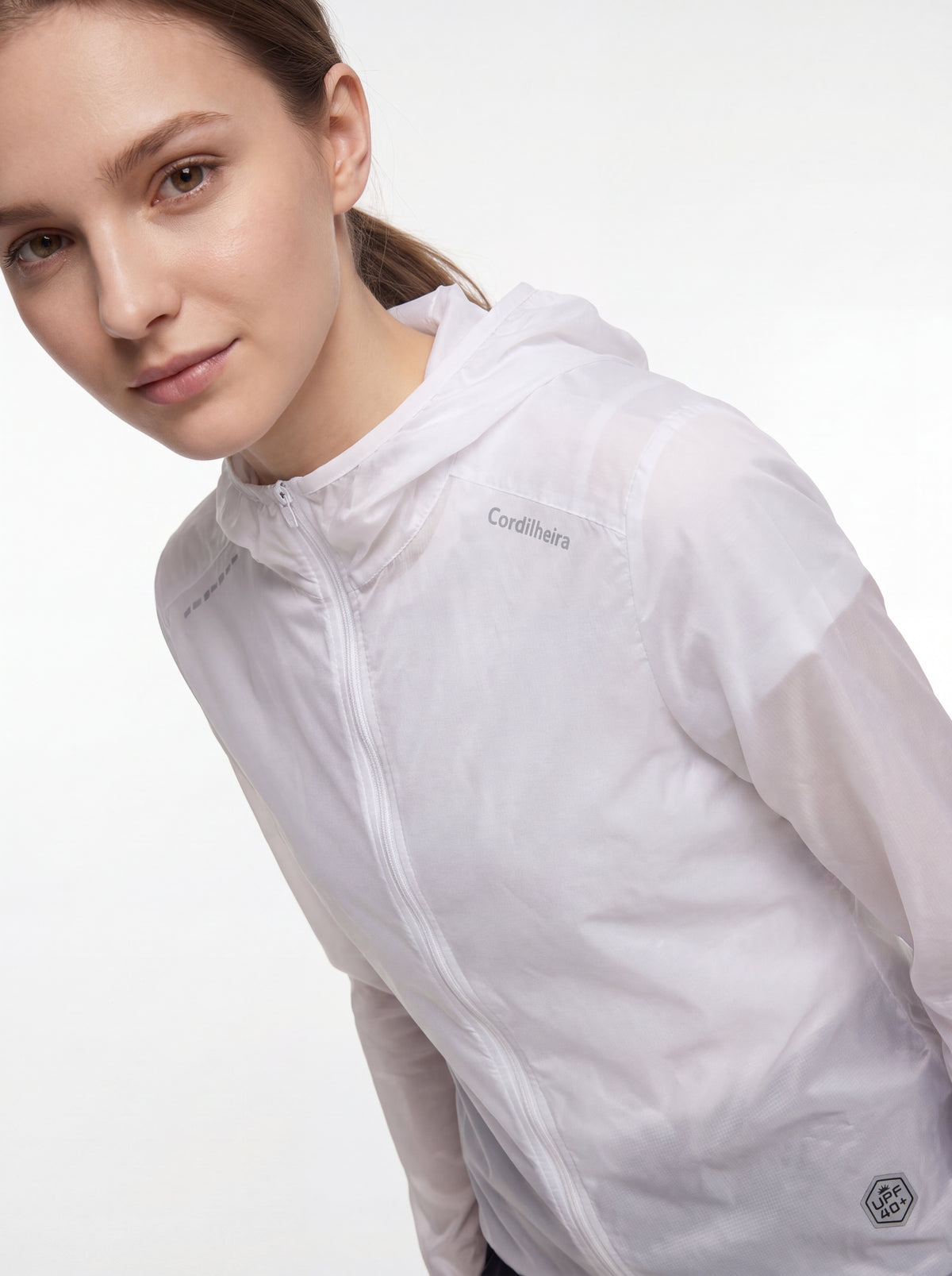 Close-up dos detalhes técnicos do Corta-Vento Cordilheira Whisper Impermeável UV40+, Roupa da Marca Cordilheira com Boa construção Confiável.