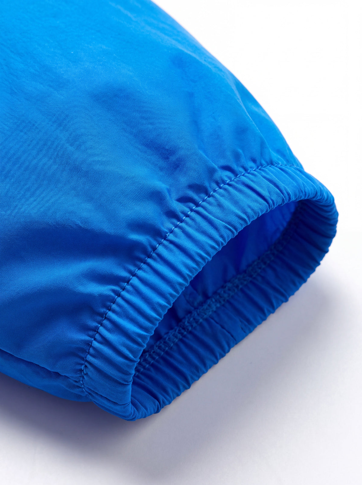 Close-up dos punhos elásticos do Corta-Vento Cordilheira Whisper Impermeável UV40+, Roupa da Marca Cordilheira com Boa praticidade e acabamento Confiável.