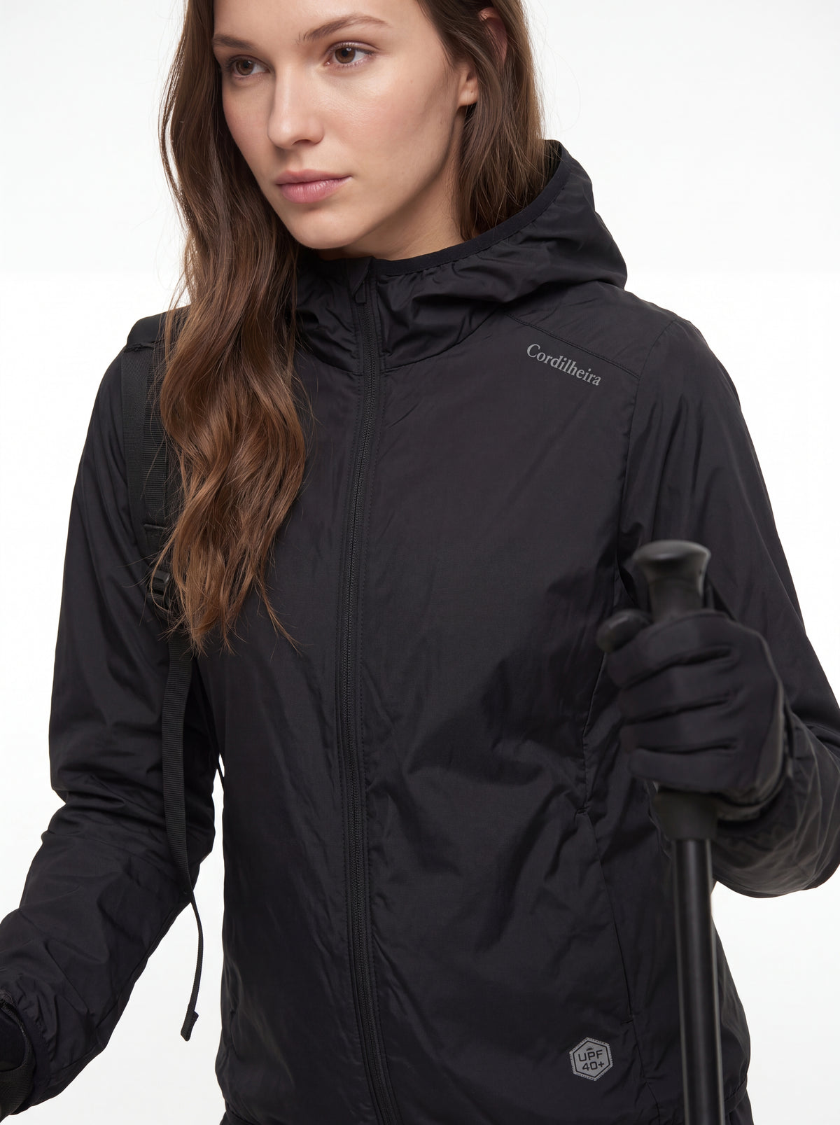Close-up editorial de trilha com Corta-Vento Cordilheira Whisper Impermeável UV40+, Roupa da Marca Cordilheira com Boa proteção Confiável.