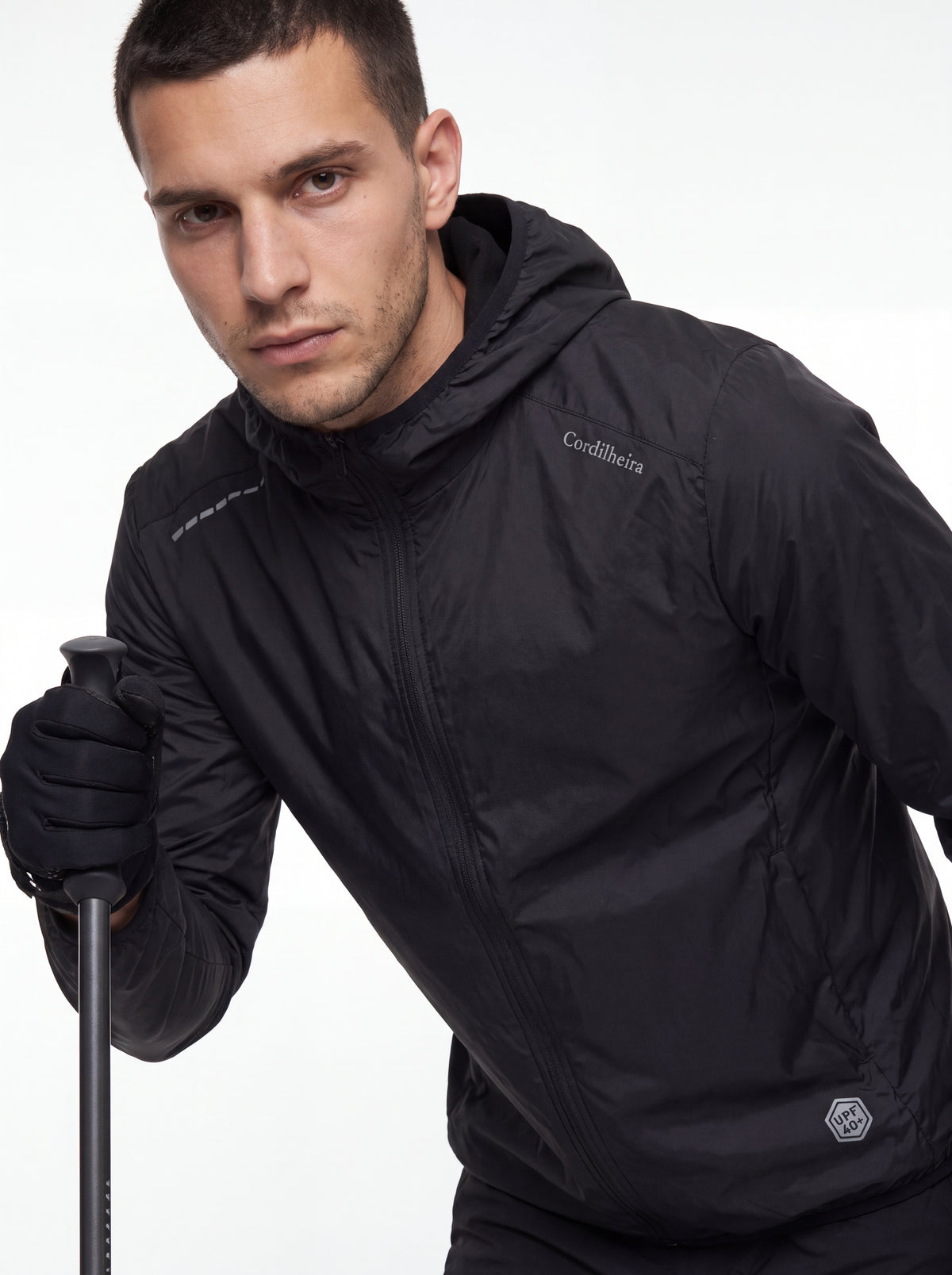 Close-up editorial em trilha com Corta-Vento Cordilheira Whisper Impermeável UV40+, Roupa da Marca Cordilheira com Boa resistência Confiável.