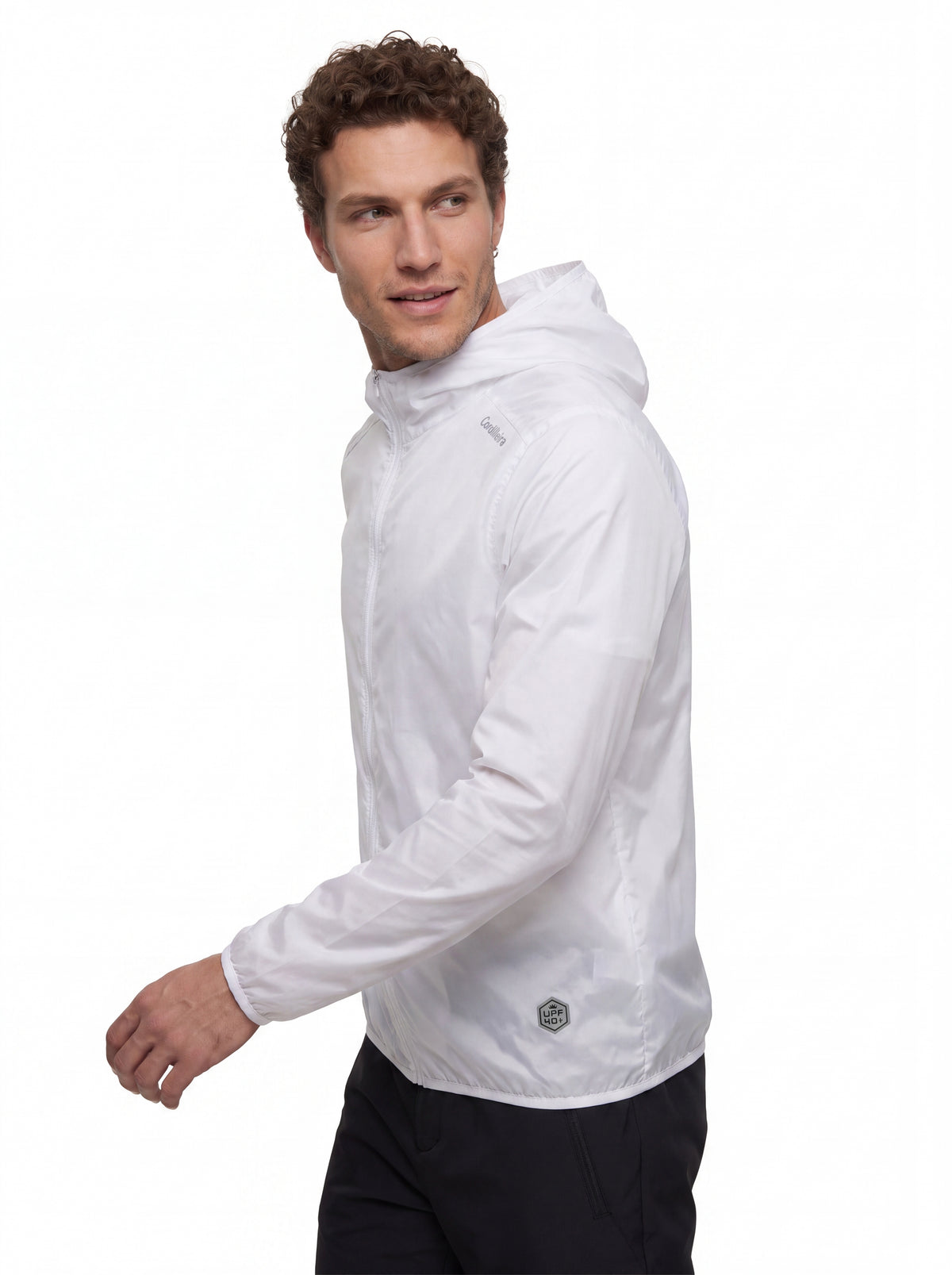 Detalhe de modelagem do Corta-Vento Cordilheira Whisper Impermeável UV40+, Roupa da Marca Cordilheira com Boa construção e acabamento Confiável.