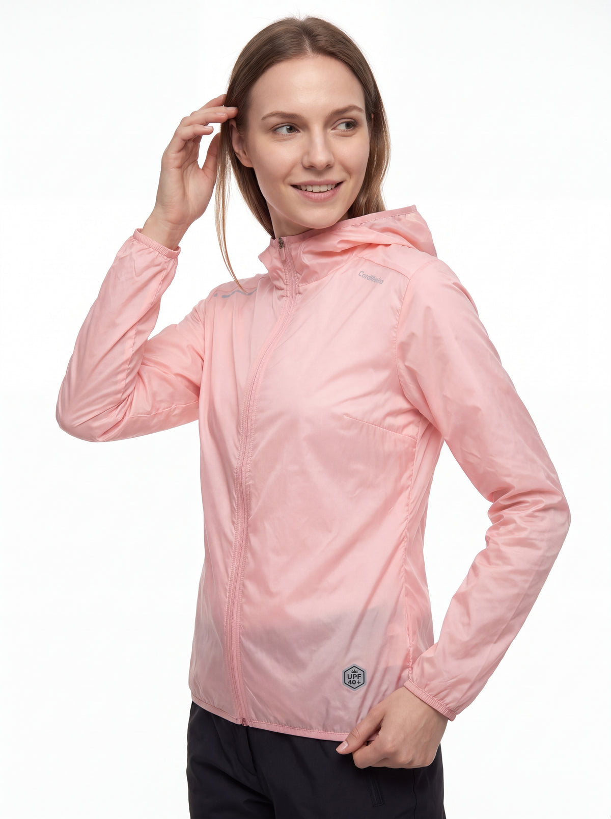 Detalhe de logo e modelagem do Corta-Vento Cordilheira Whisper Impermeável UV40+, Roupa da Marca Cordilheira com Boa proteção e acabamento Confiável.