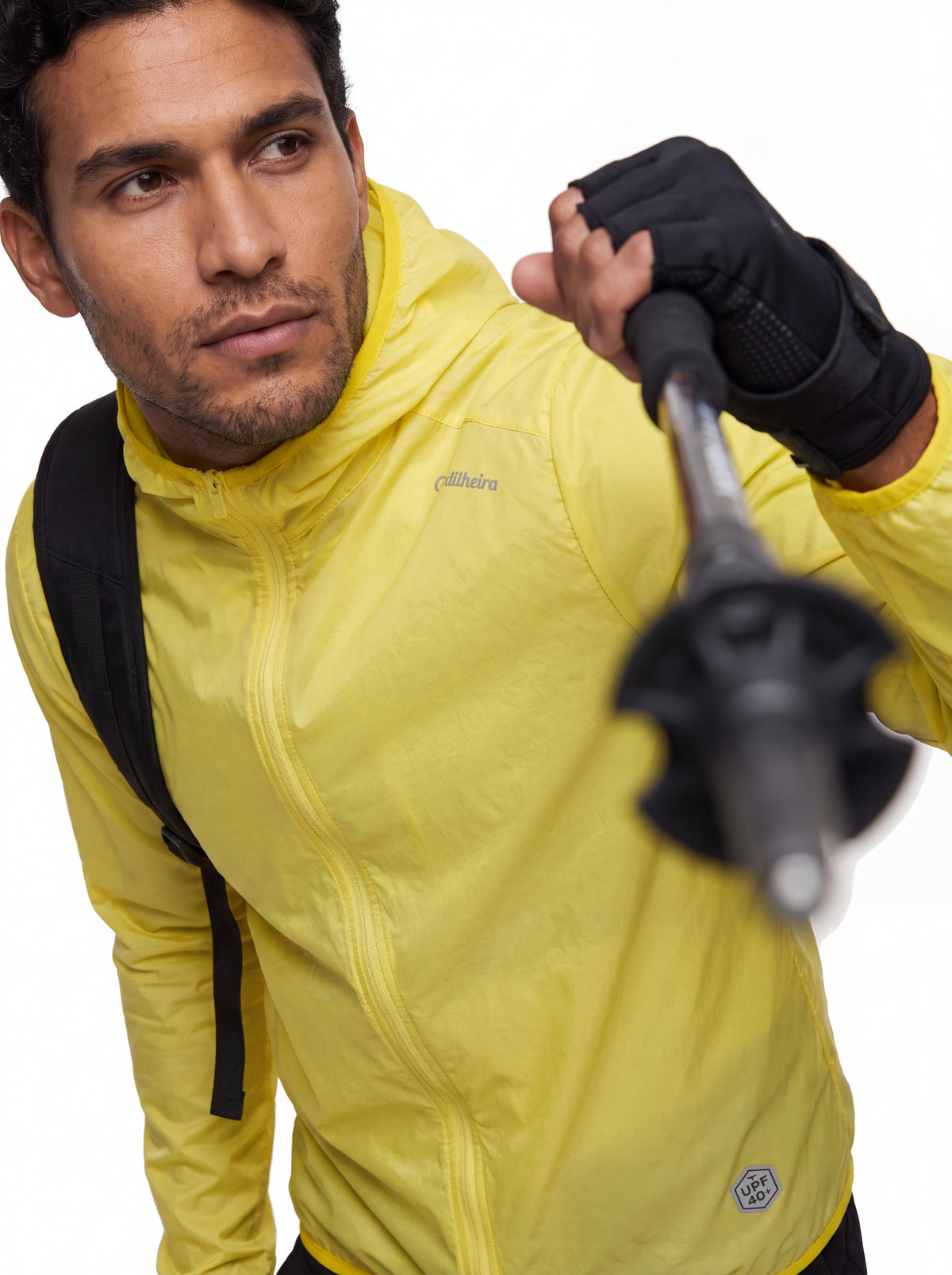 Editorial outdoor do Corta-Vento Cordilheira Whisper Impermeável UV40+, Roupa da Marca Cordilheira com Boa resistência e proteção Confiável.