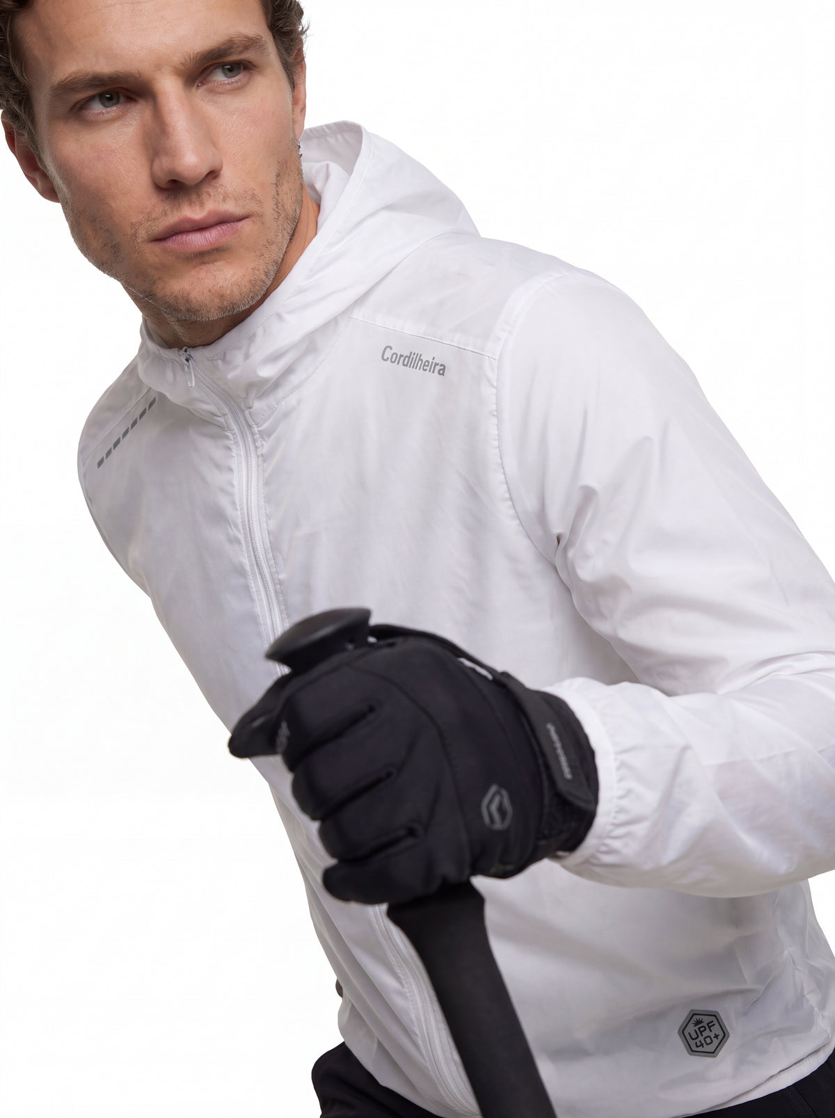 Editorial close-up hiking do Corta-Vento Cordilheira Whisper Impermeável UV40+, Roupa da Marca Cordilheira com Boa proteção Confiável para trilha.