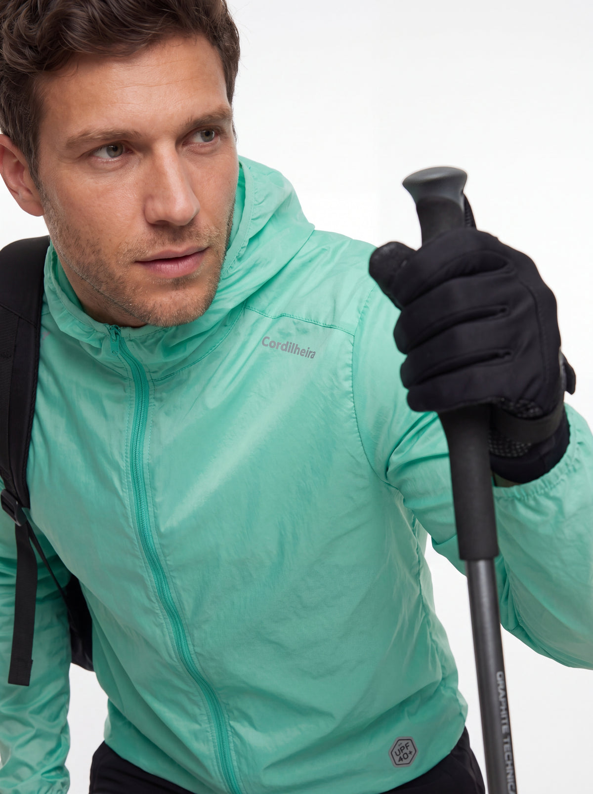 Close-up editorial hiking do Corta-Vento Cordilheira Whisper Impermeável UV40+, Roupa da Marca Cordilheira com Boa proteção Confiável para outdoor.