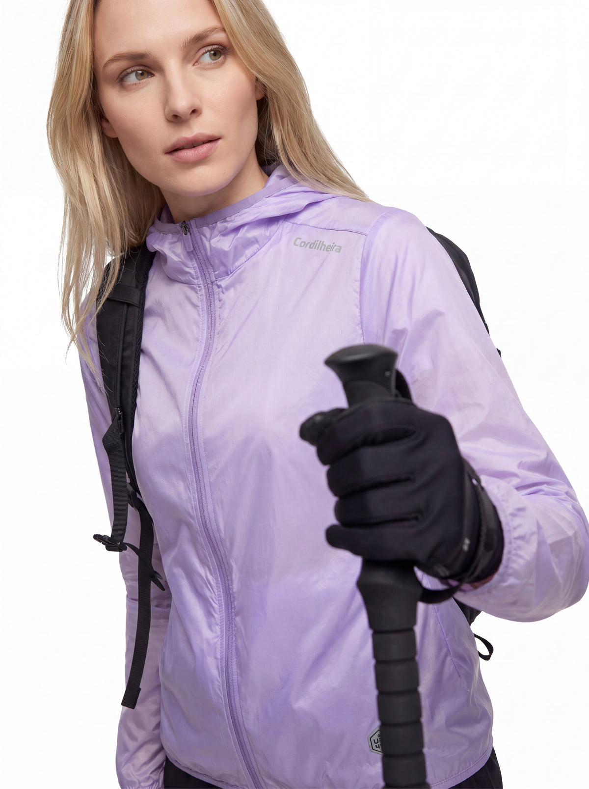 Corta-Vento Cordilheira Whisper Impermeável UV40+ em editorial de trilha, Roupa da Marca Cordilheira com Boa resistência e desempenho Confiável para aventura outdoor.