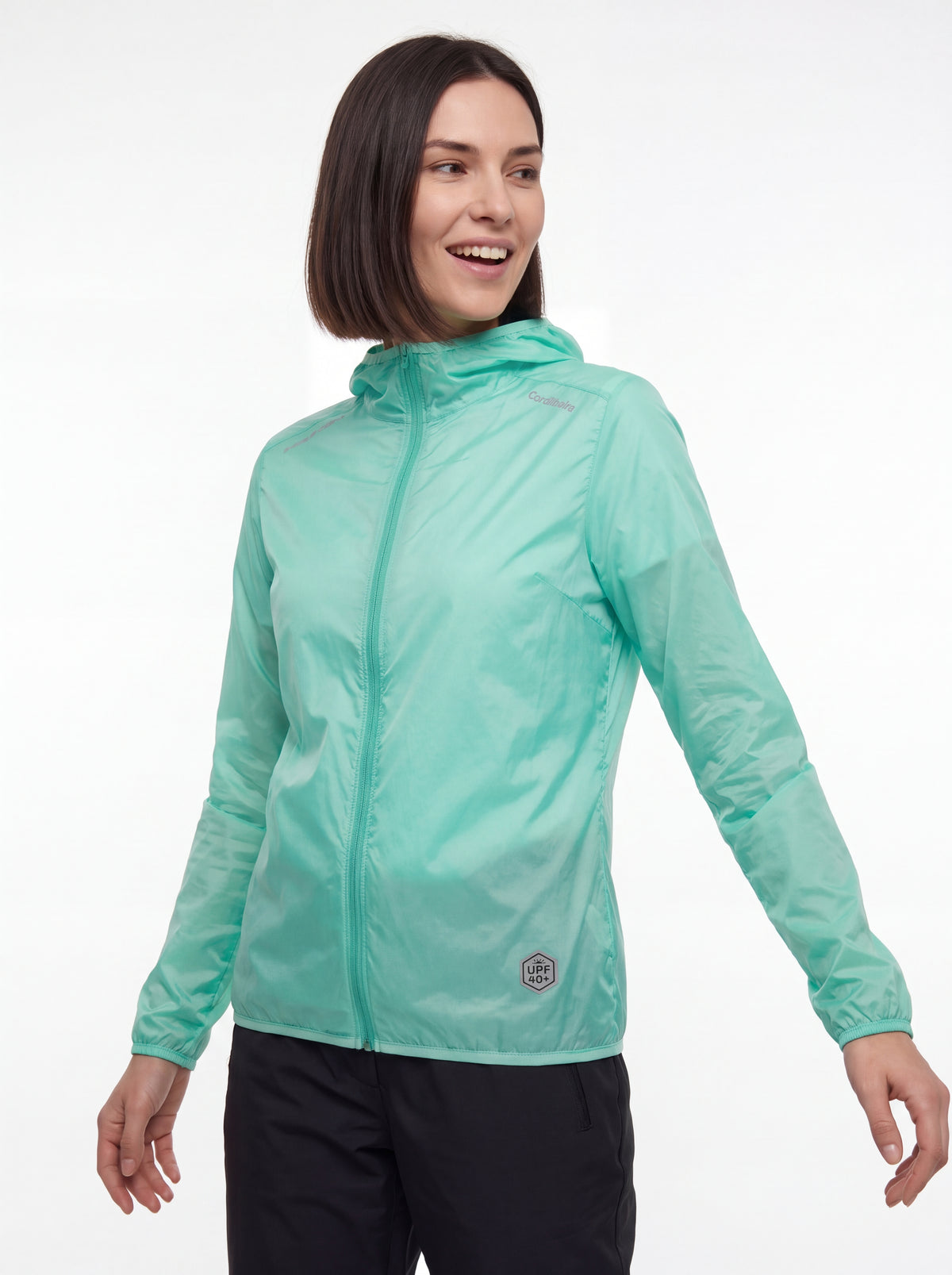 Imagem do Corta-Vento Cordilheira Whisper Impermeável UV40+ com design e logo em destaque, Roupa da Marca Cordilheira com Boa qualidade Confiável.