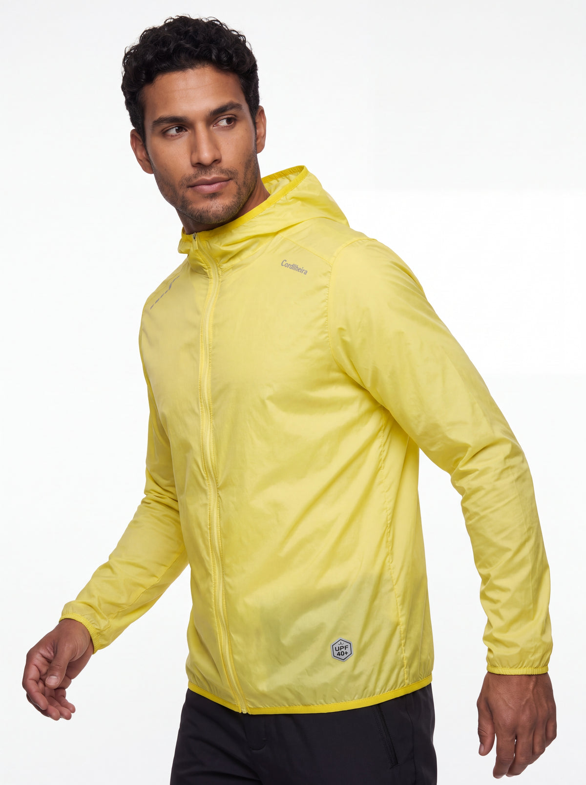 Detalhes fiéis do Corta-Vento Cordilheira Whisper Impermeável UV40+, Roupa da Marca Cordilheira com Boa proteção e acabamento Confiável.