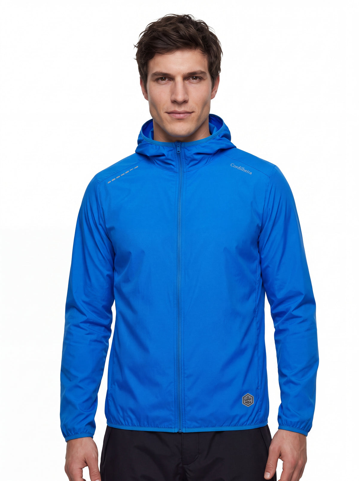 Fotografia de campanha do Corta-Vento Cordilheira Whisper Impermeável UV40+, Roupa da Marca Cordilheira com Boa qualidade e desempenho Confiável.