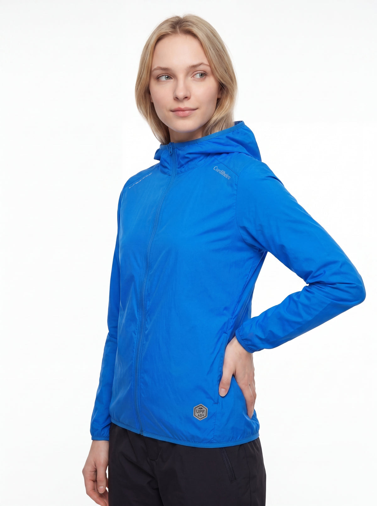 Corta-Vento Cordilheira Whisper Impermeável UV40+ em fundo branco com logo preservado, Roupa da Marca Cordilheira com Boa apresentação Confiável.