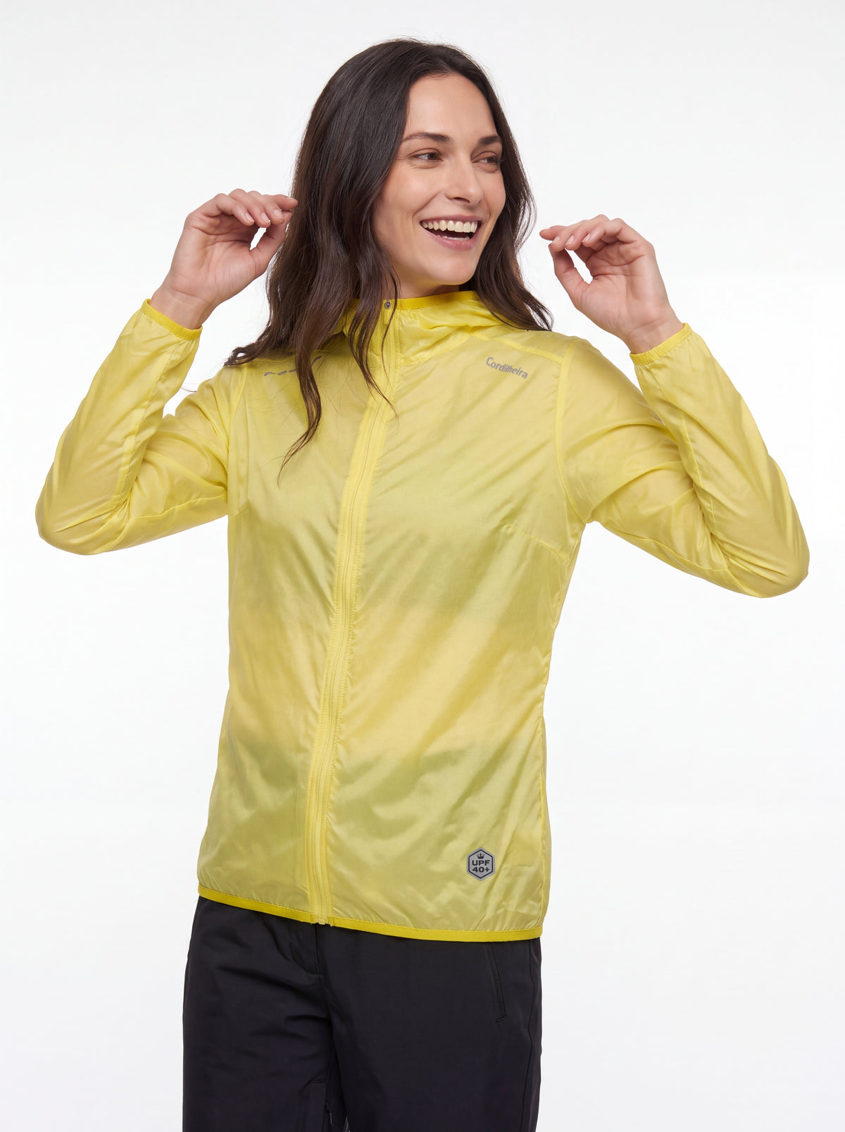 Detalhes e logo do Corta-Vento Cordilheira Whisper Impermeável UV40+, Roupa da Marca Cordilheira com Boa construção e acabamento Confiável.