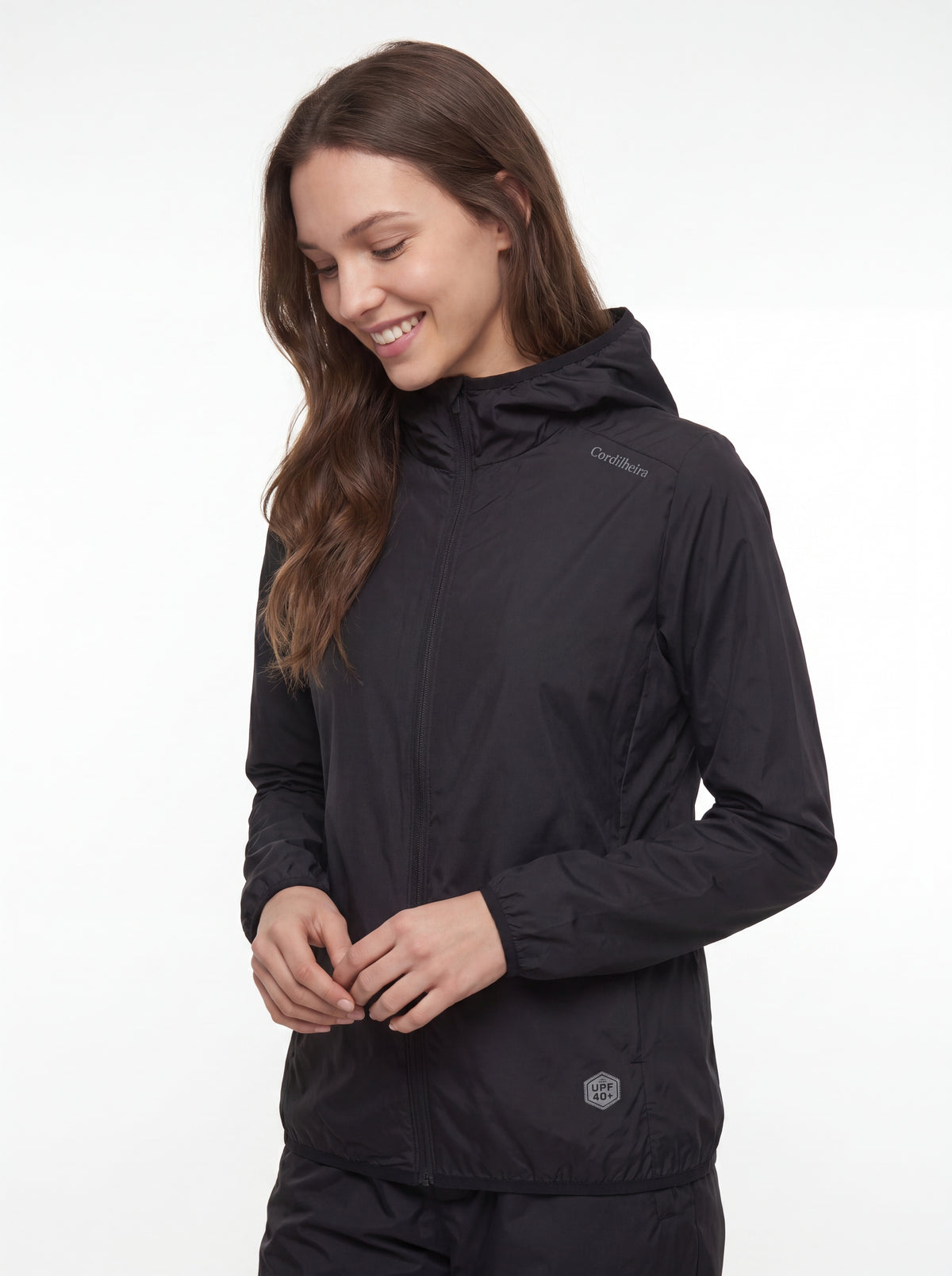 Corta-Vento Cordilheira Whisper Impermeável UV40+ com logo e detalhes em destaque, Roupa da Marca Cordilheira com Boa qualidade e uso Confiável.