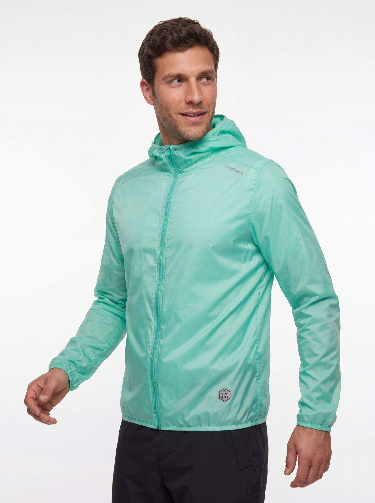 Corta-Vento Cordilheira Whisper Impermeável UV40+ com logo preservado, Roupa da Marca Cordilheira com Boa identidade e acabamento Confiável.
