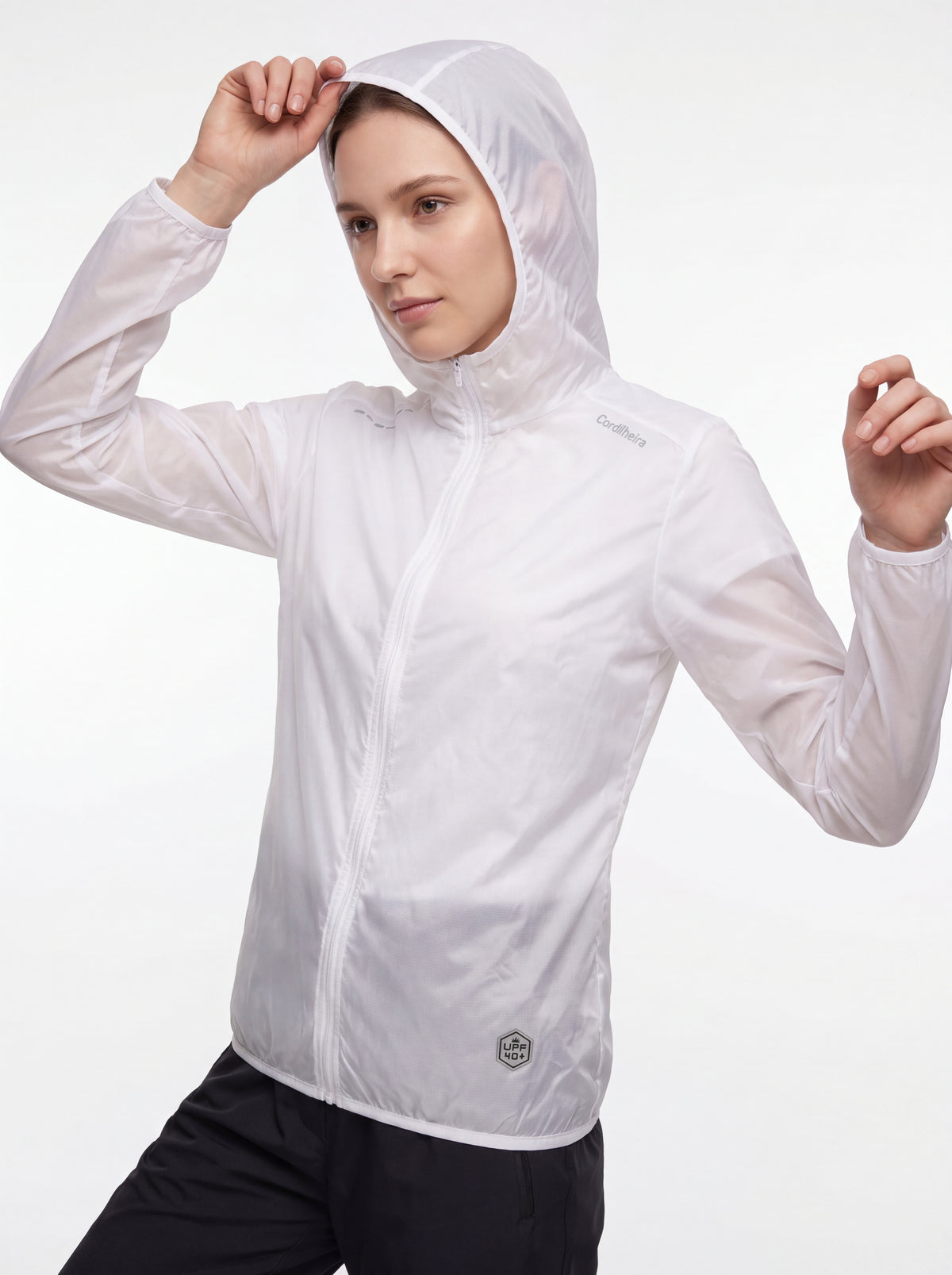 Modelo usando Corta-Vento Cordilheira Whisper Impermeável UV40+ com capuz, Roupa da Marca Cordilheira com Boa qualidade e proteção Confiável.