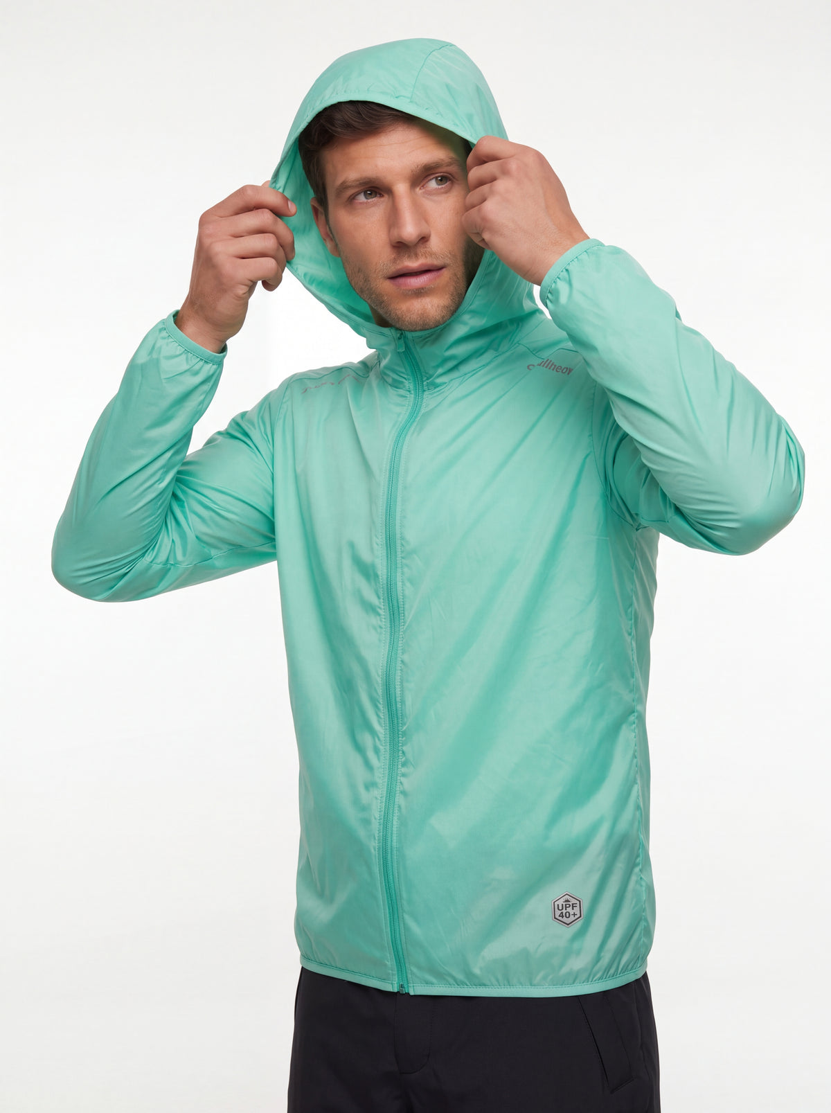Modelo vestindo Corta-Vento Cordilheira Whisper Impermeável UV40+ com capuz em campanha, Roupa da Marca Cordilheira com Boa proteção Confiável.
