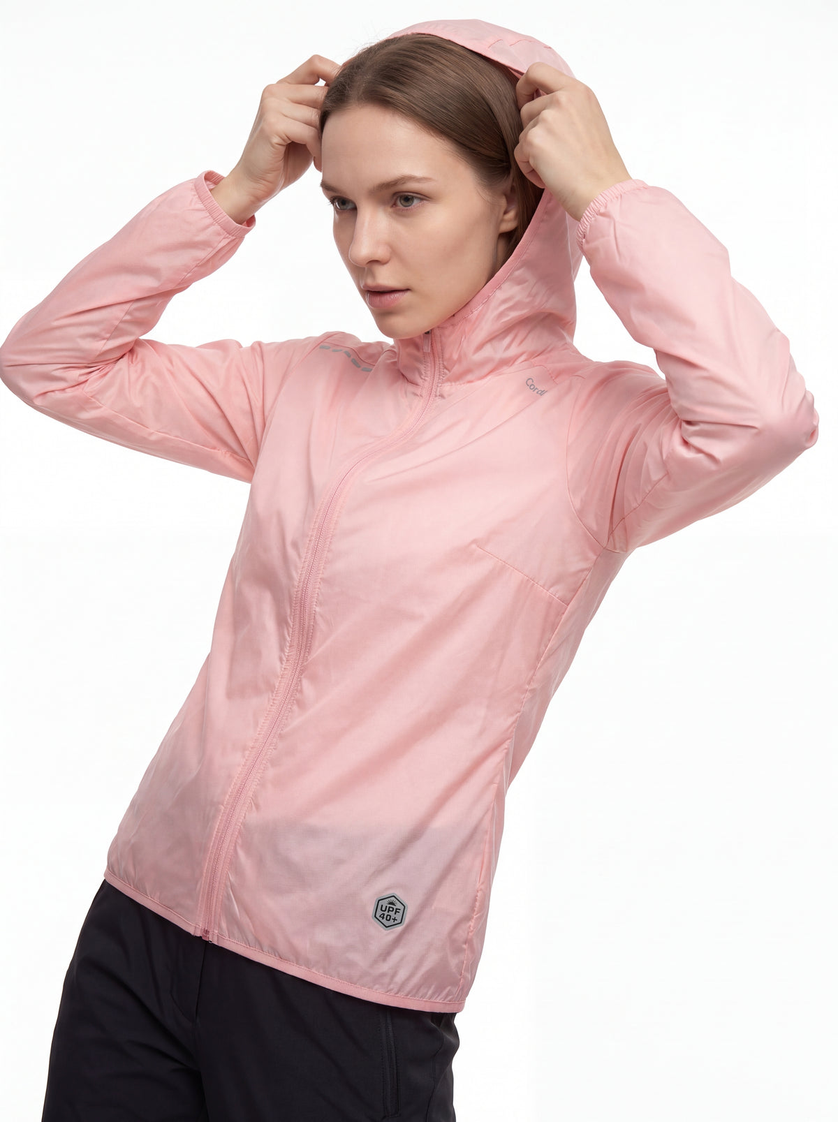 Modelo usando Corta-Vento Cordilheira Whisper Impermeável UV40+ com capuz, Roupa da Marca Cordilheira com Boa resistência e uso Confiável para vento e aventura.