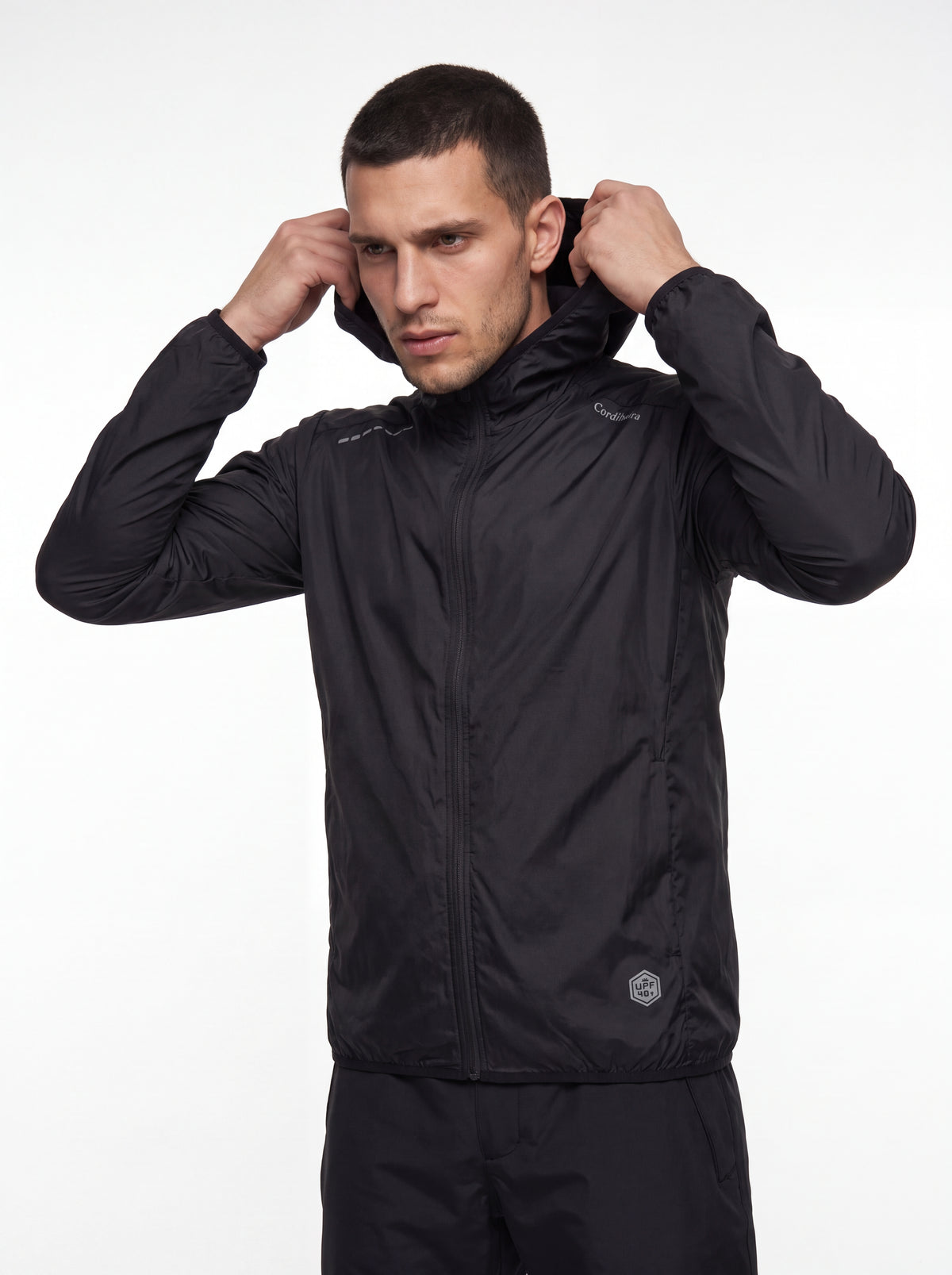 Modelo vestindo Corta-Vento Cordilheira Whisper Impermeável UV40+ com capuz, Roupa da Marca Cordilheira com Boa resistência e uso Confiável.