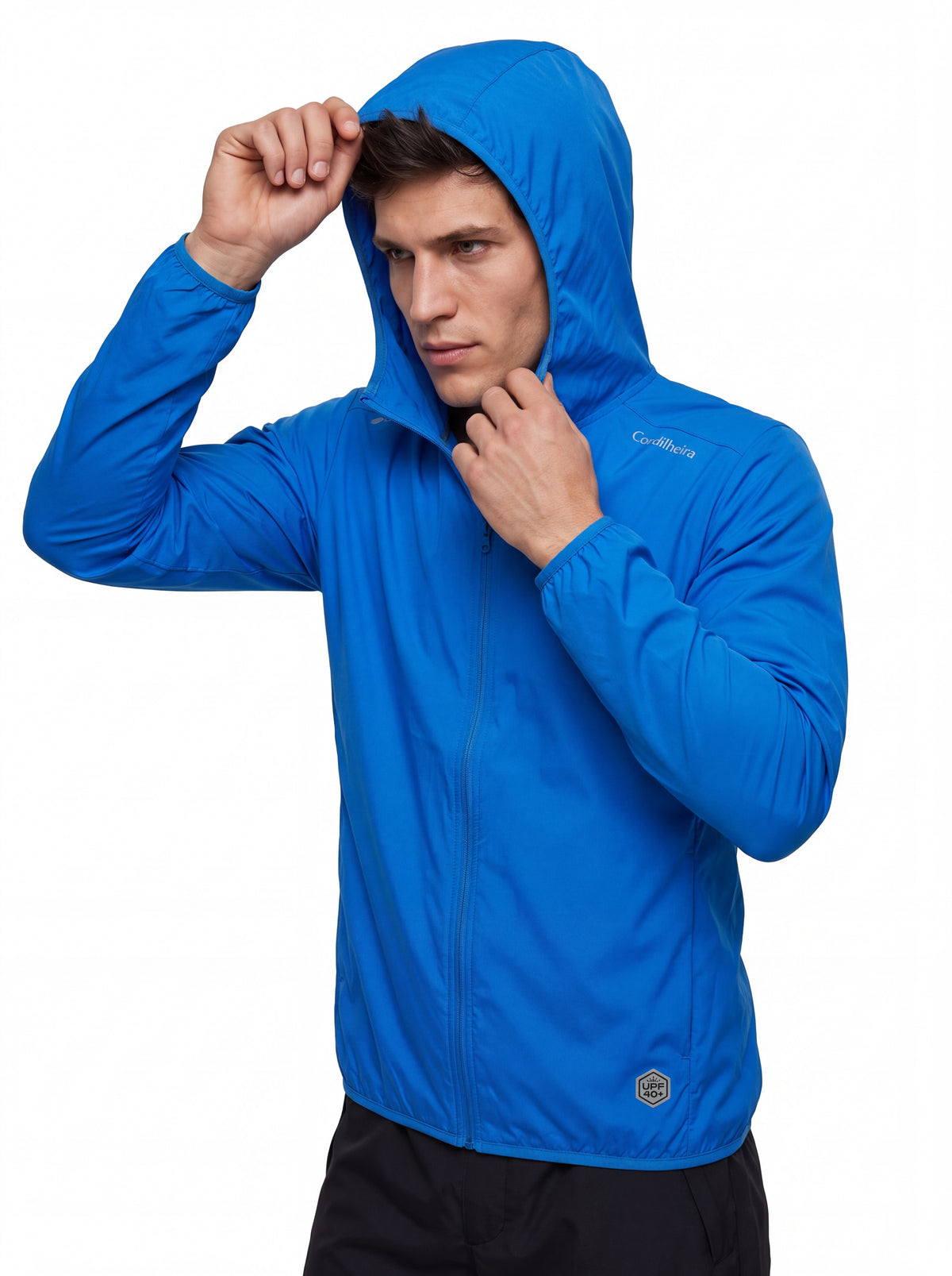 Modelo usando Corta-Vento Cordilheira Whisper Impermeável UV40+ com capuz, Roupa da Marca Cordilheira com Boa proteção e uso Confiável para clima variável.