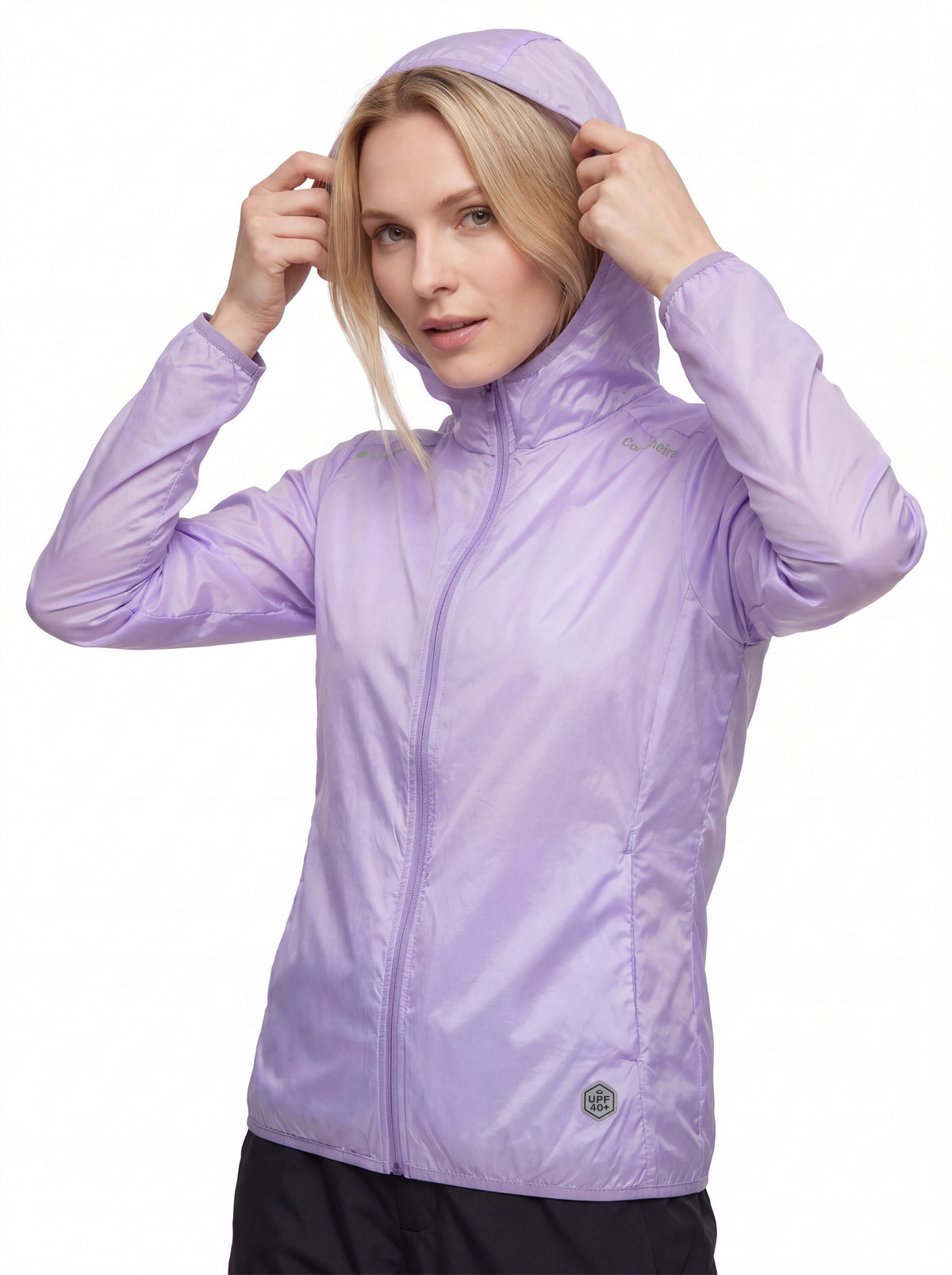 Modelo vestindo Corta-Vento Cordilheira Whisper Impermeável UV40+ com capuz, Roupa da Marca Cordilheira com Boa proteção e uso Confiável para vento e outdoor.