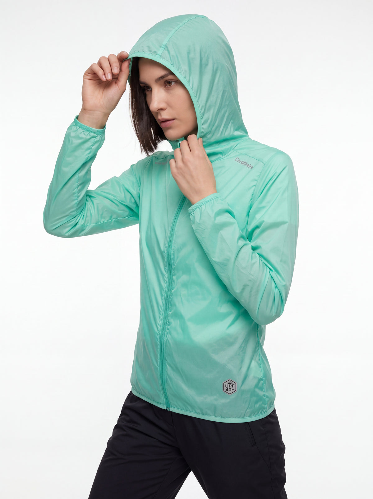 Modelo usando Corta-Vento Cordilheira Whisper Impermeável UV40+ com capuz, Roupa da Marca Cordilheira com Boa proteção solar e uso Confiável.