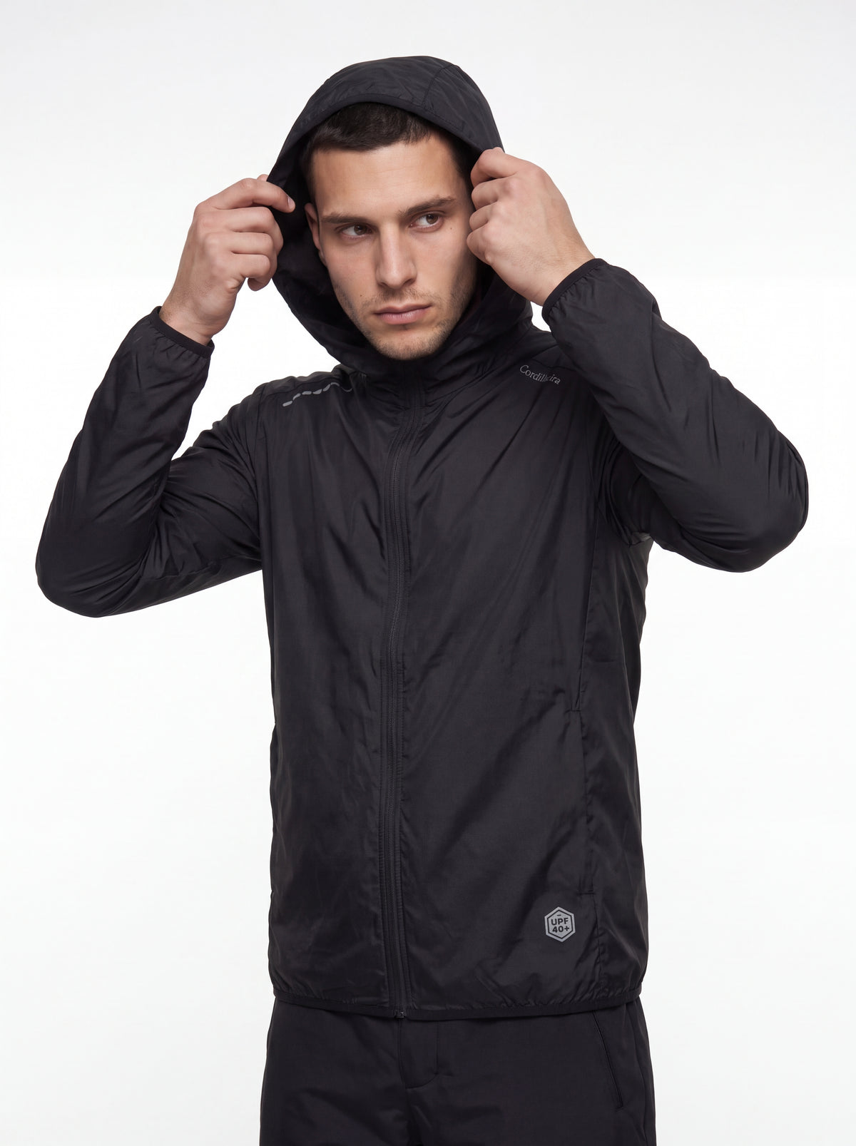 Modelo usando Corta-Vento Cordilheira Whisper Impermeável UV40+ com capuz em proposta de trilha, Roupa da Marca Cordilheira com Boa proteção Confiável.