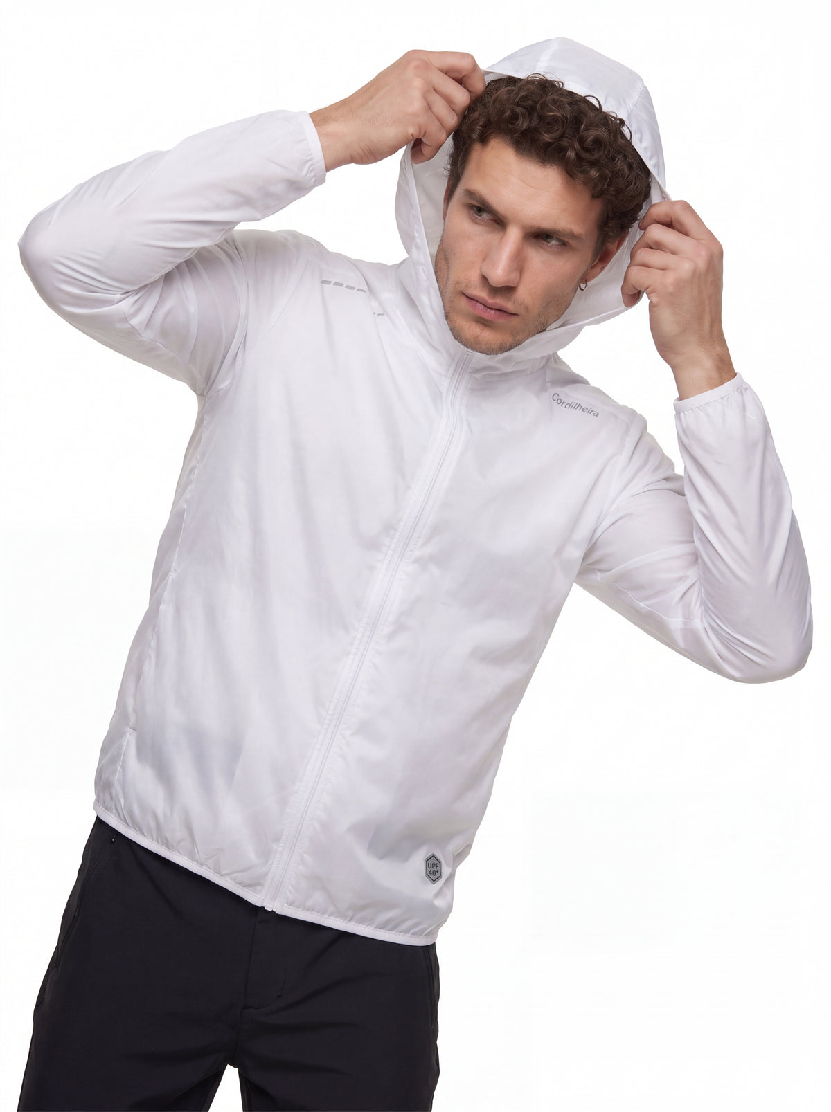 Modelo vestindo Corta-Vento Cordilheira Whisper Impermeável UV40+ com capuz, Roupa da Marca Cordilheira com Boa leveza e uso Confiável para viagem.
