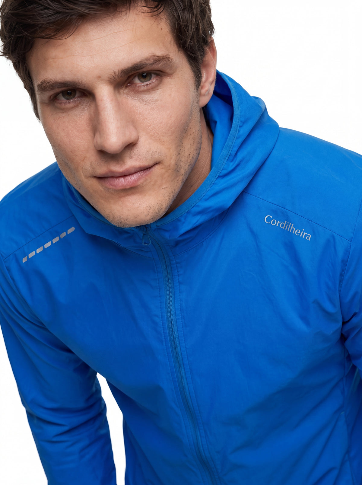 Modelo inclinado usando Corta-Vento Cordilheira Whisper Impermeável UV40+, Roupa da Marca Cordilheira com Boa resistência e proteção Confiável.