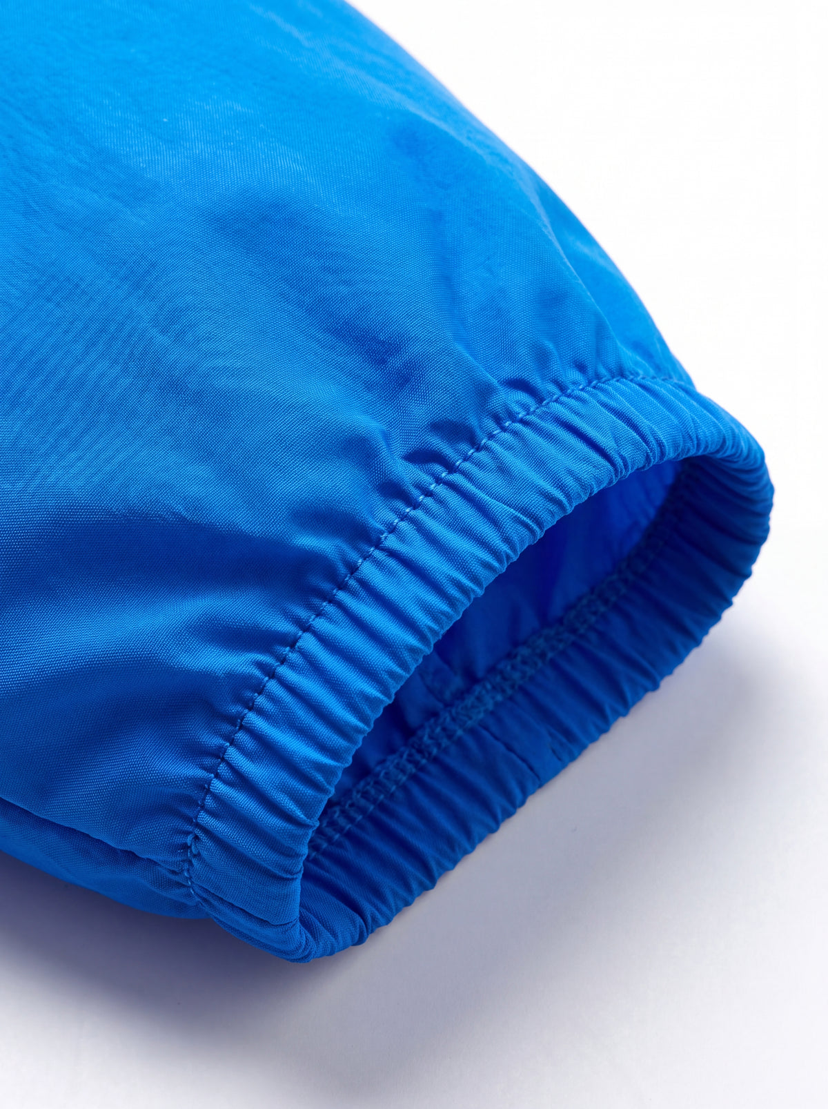 Zoom macro nos punhos elásticos do Corta-Vento Cordilheira Whisper Impermeável UV40+, Roupa da Marca Cordilheira com Boa estrutura Confiável.