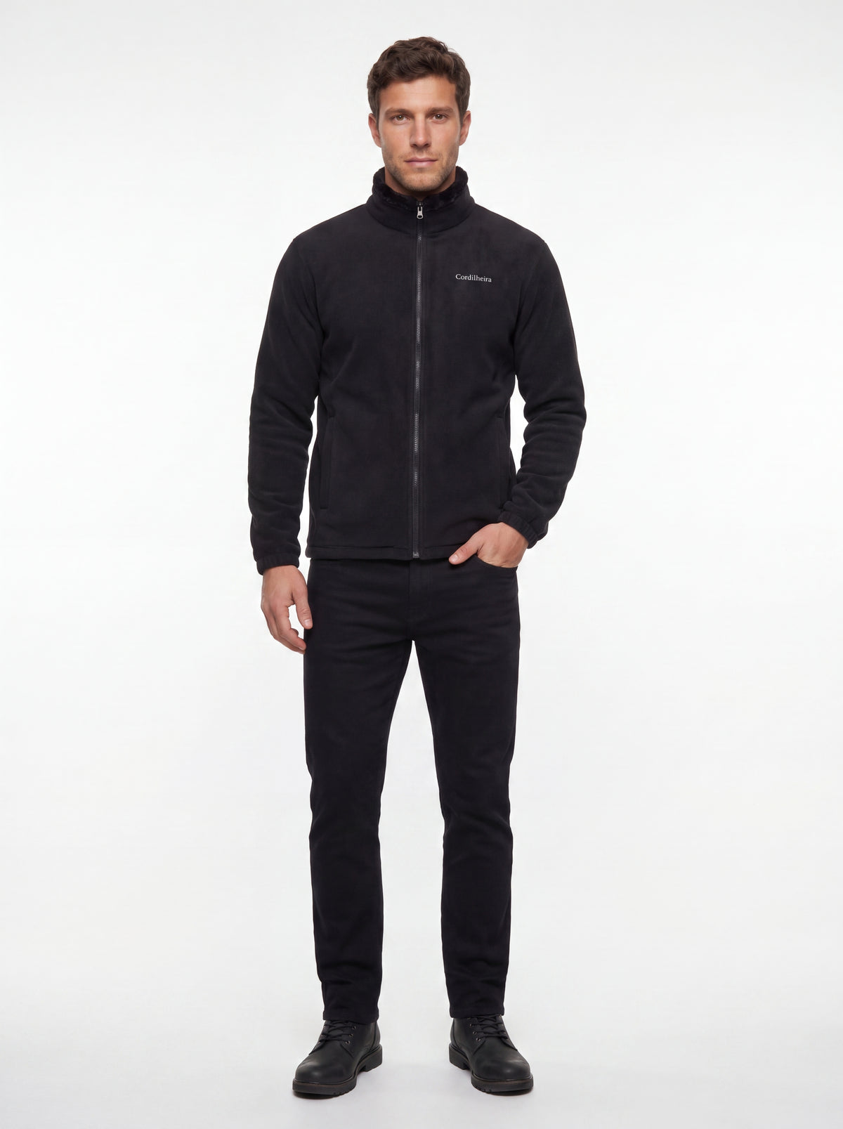 Modelo posando de corpo inteiro com Fleece Cordilheira Coats da Marca Cordilheira, Roupa de Boa qualidade e conforto Confiável.