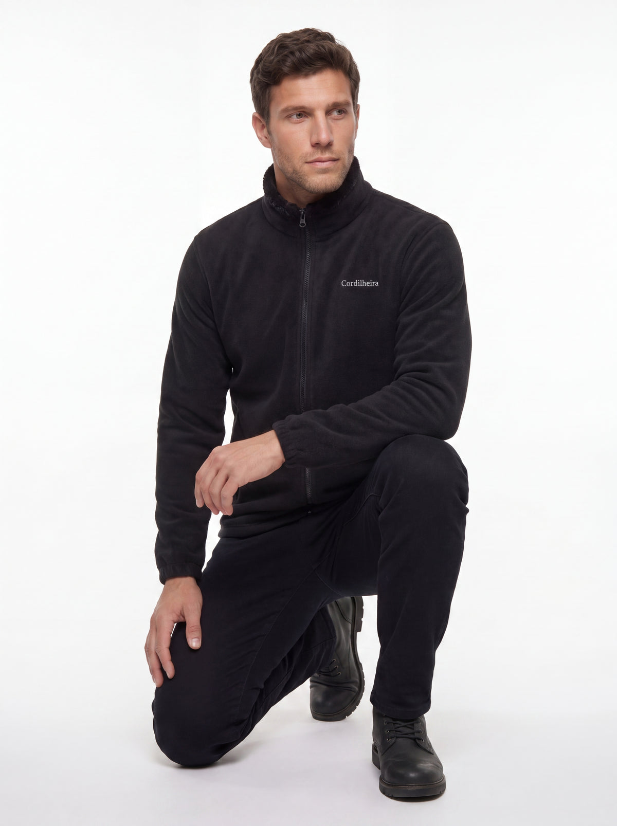 Modelo em pose outdoor de corpo inteiro com Fleece Cordilheira Coats da Marca Cordilheira, Roupa de Boa resistência e uso Confiável.