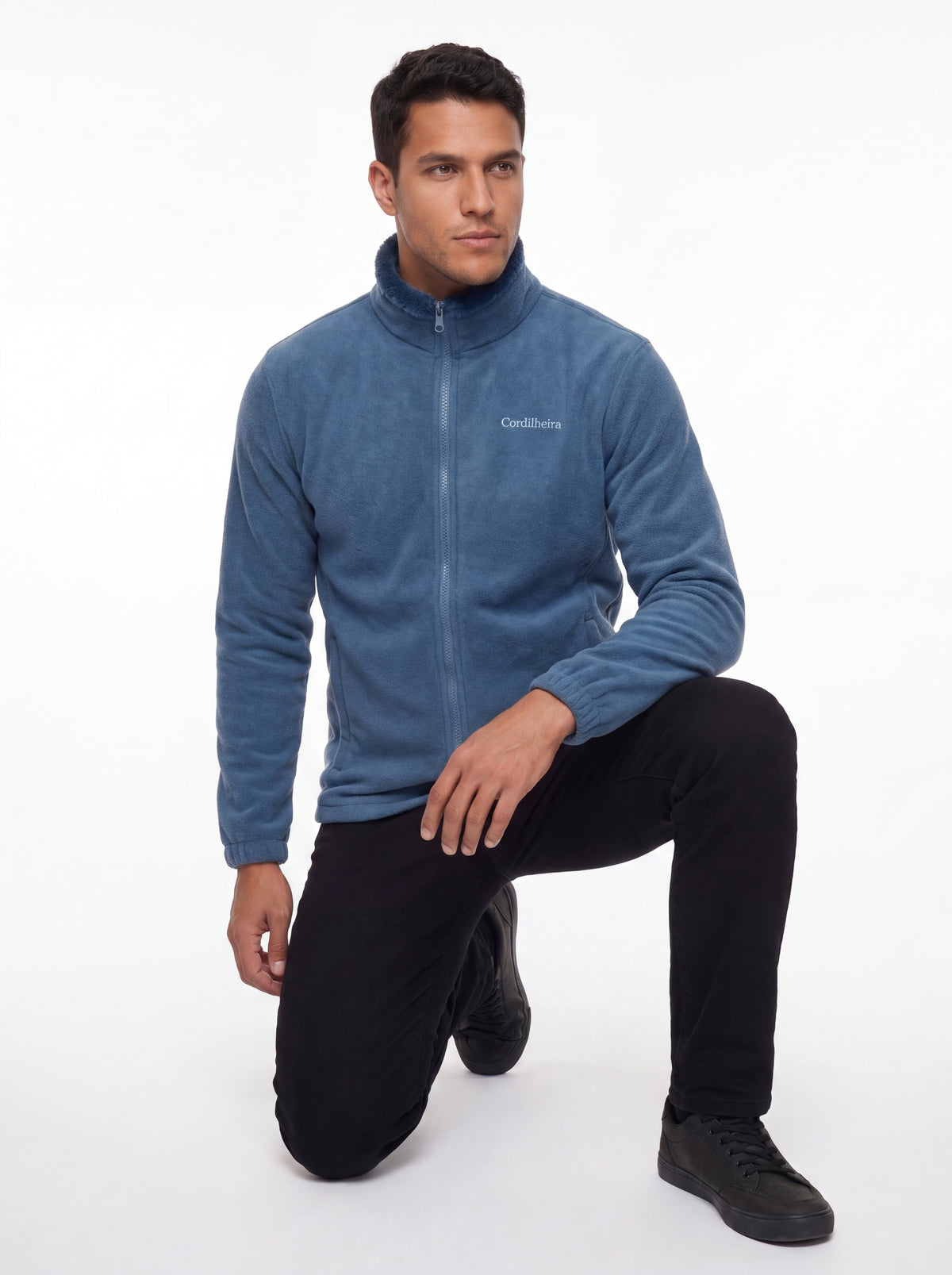 Modelo em campanha outdoor usando Fleece Cordilheira Coats da Marca Cordilheira, Roupa de Boa resistência e desempenho Confiável para frio.