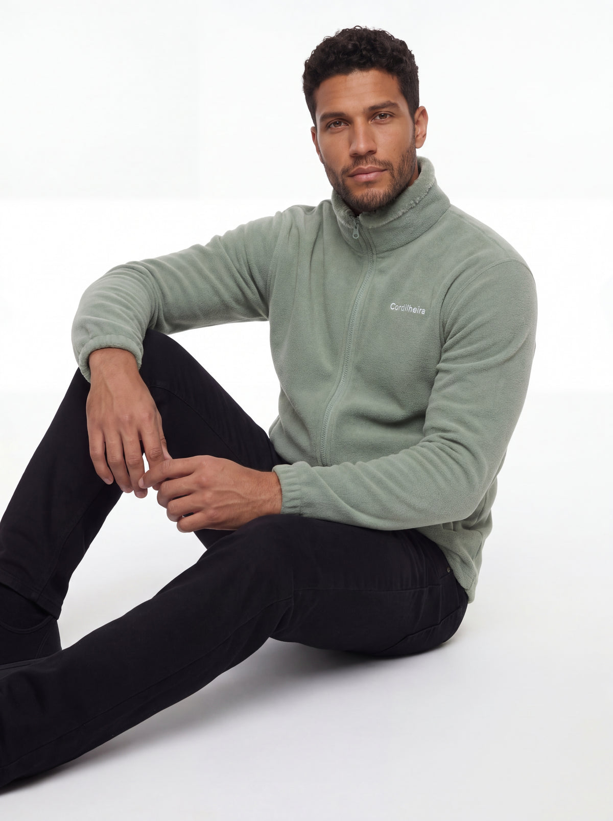 Modelo em corpo inteiro outdoor com Fleece Cordilheira Coats da Marca Cordilheira, Roupa de Boa resistência e uso Confiável para trilha.