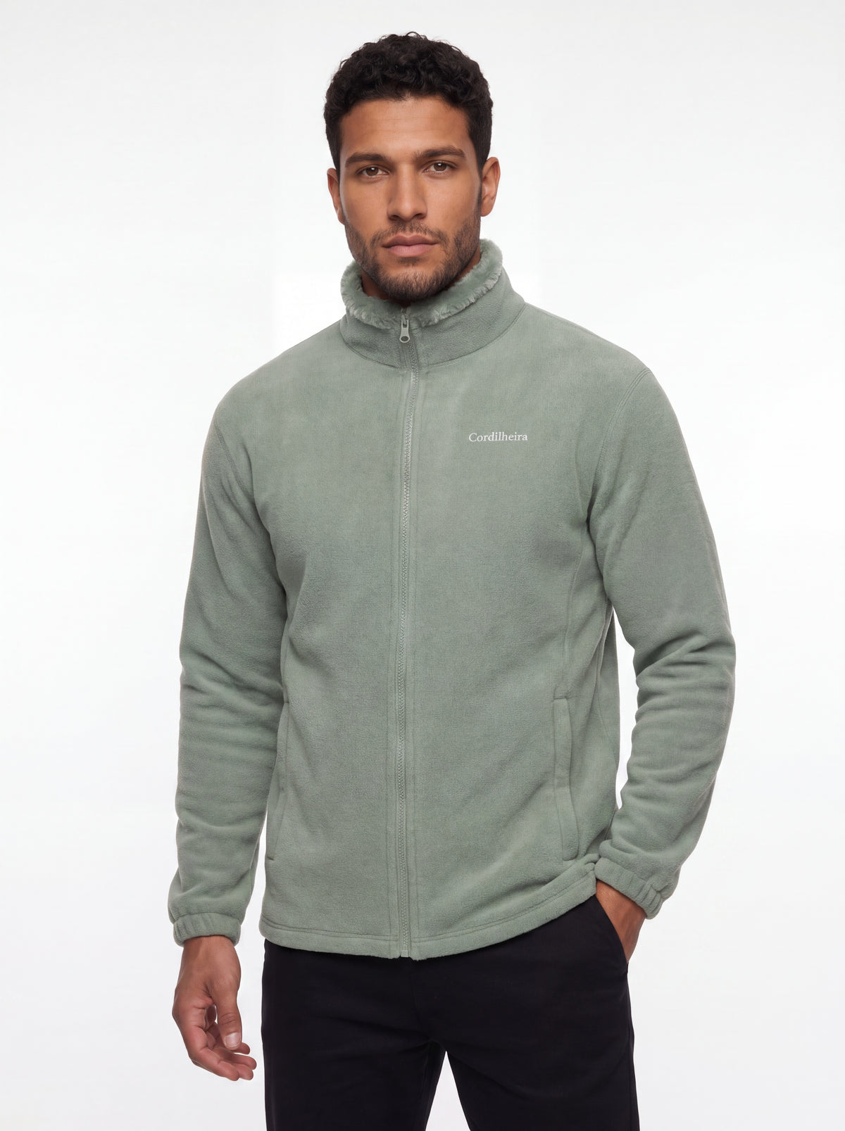 Modelo em ensaio de estúdio com Fleece Cordilheira Coats da Marca Cordilheira, Roupa de Boa qualidade e conforto Confiável.