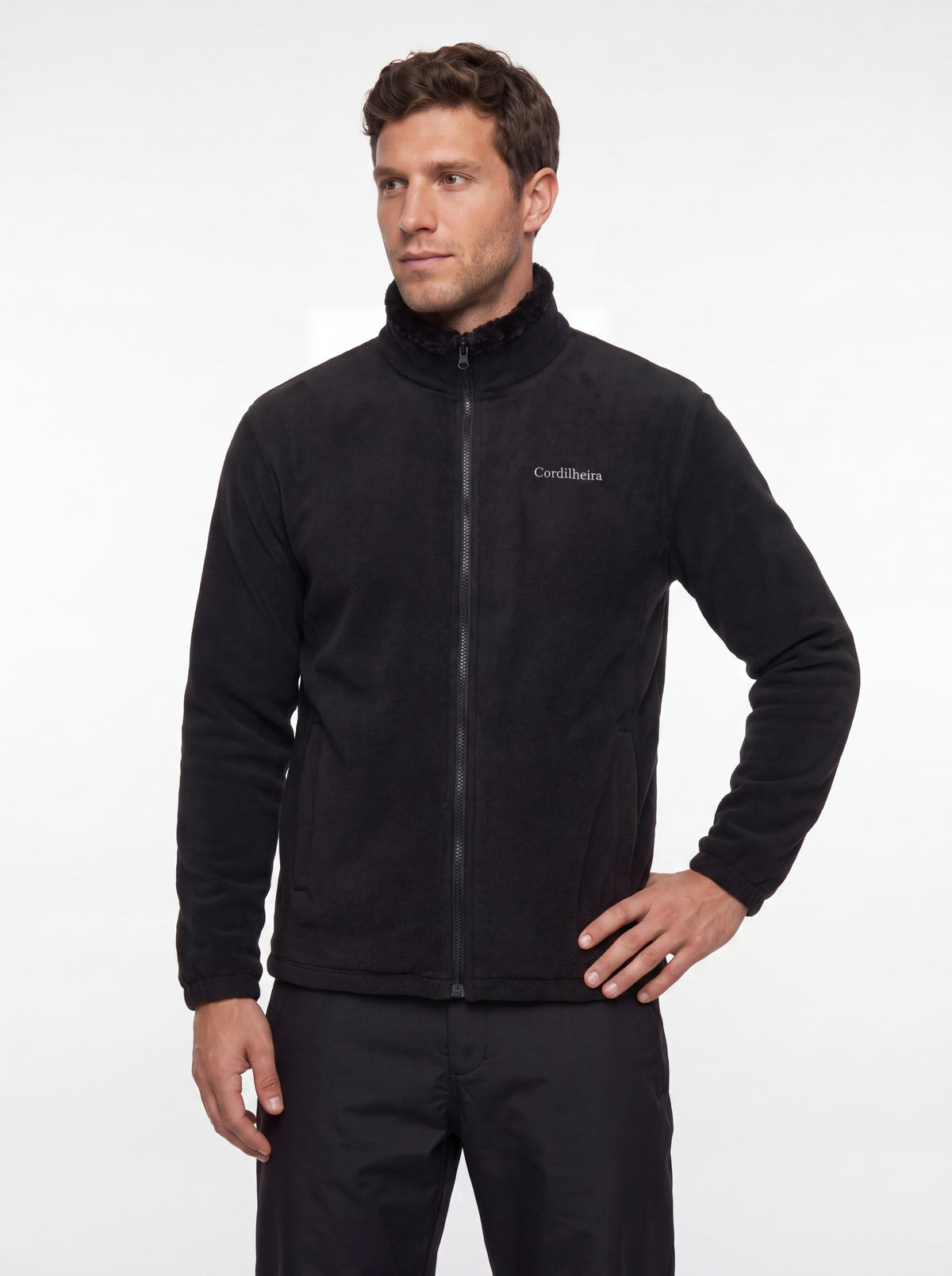 Pose com logo ajustada no Fleece Cordilheira Coats da Marca Cordilheira, Roupa de Boa qualidade e acabamento Confiável.